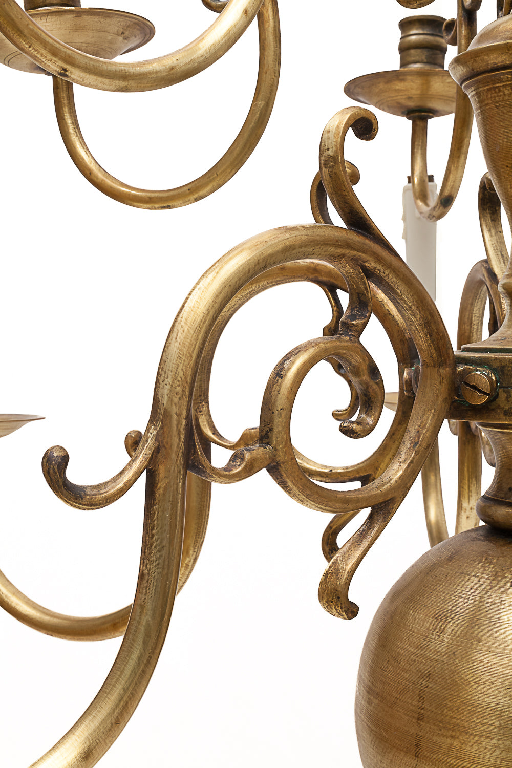 Dutch_bronze_chandelier_with_12_lights.