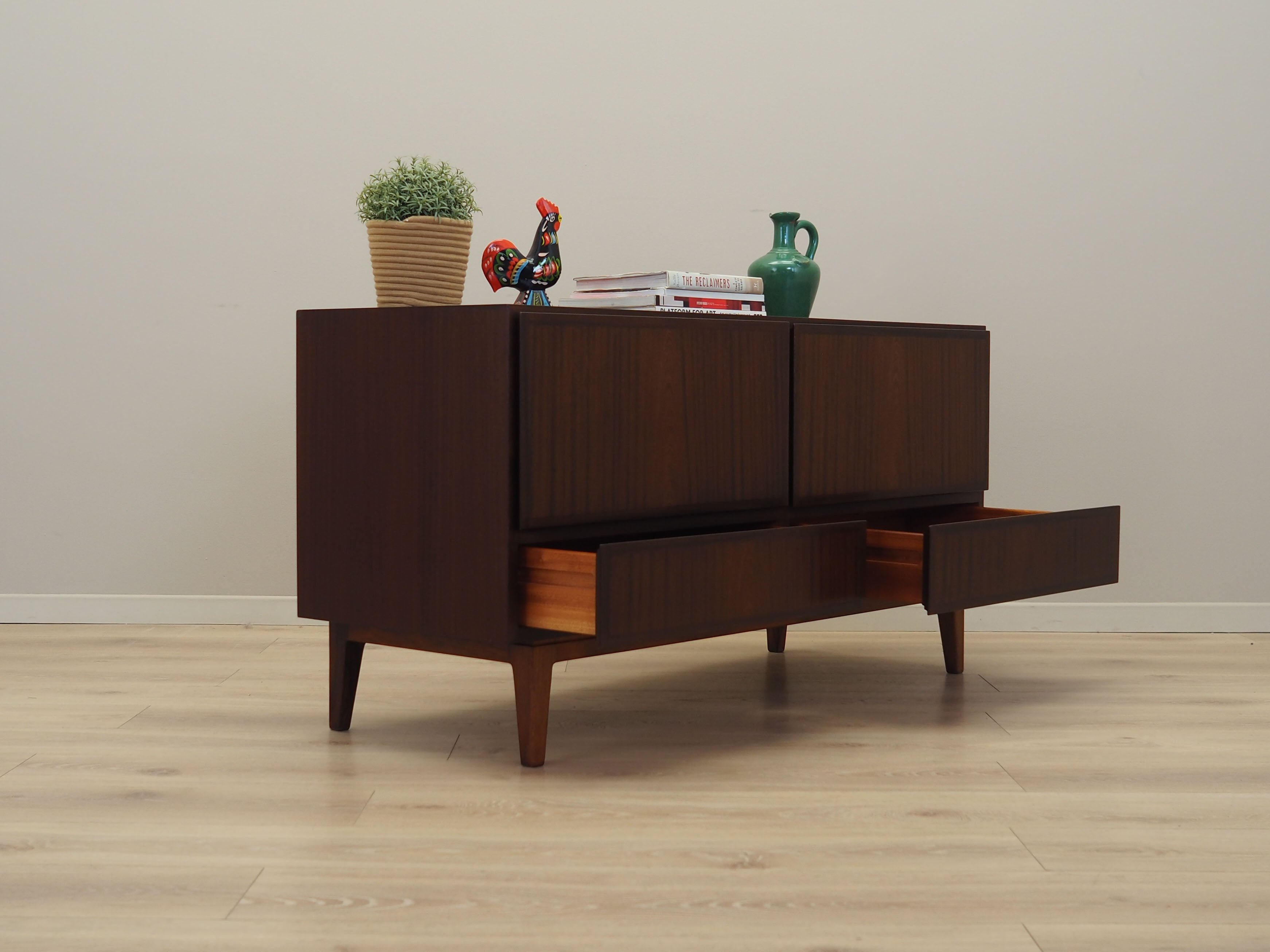 Mahogany_chest_of_drawers_Danish_design_1970s