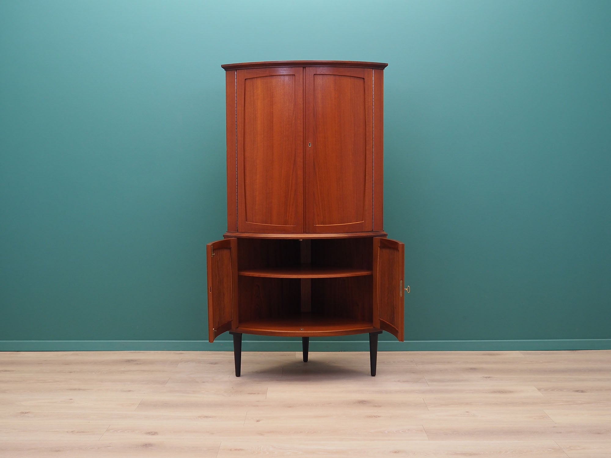 Mahogany_corner_cabinet_Danish_design_1970s_production_Denmark