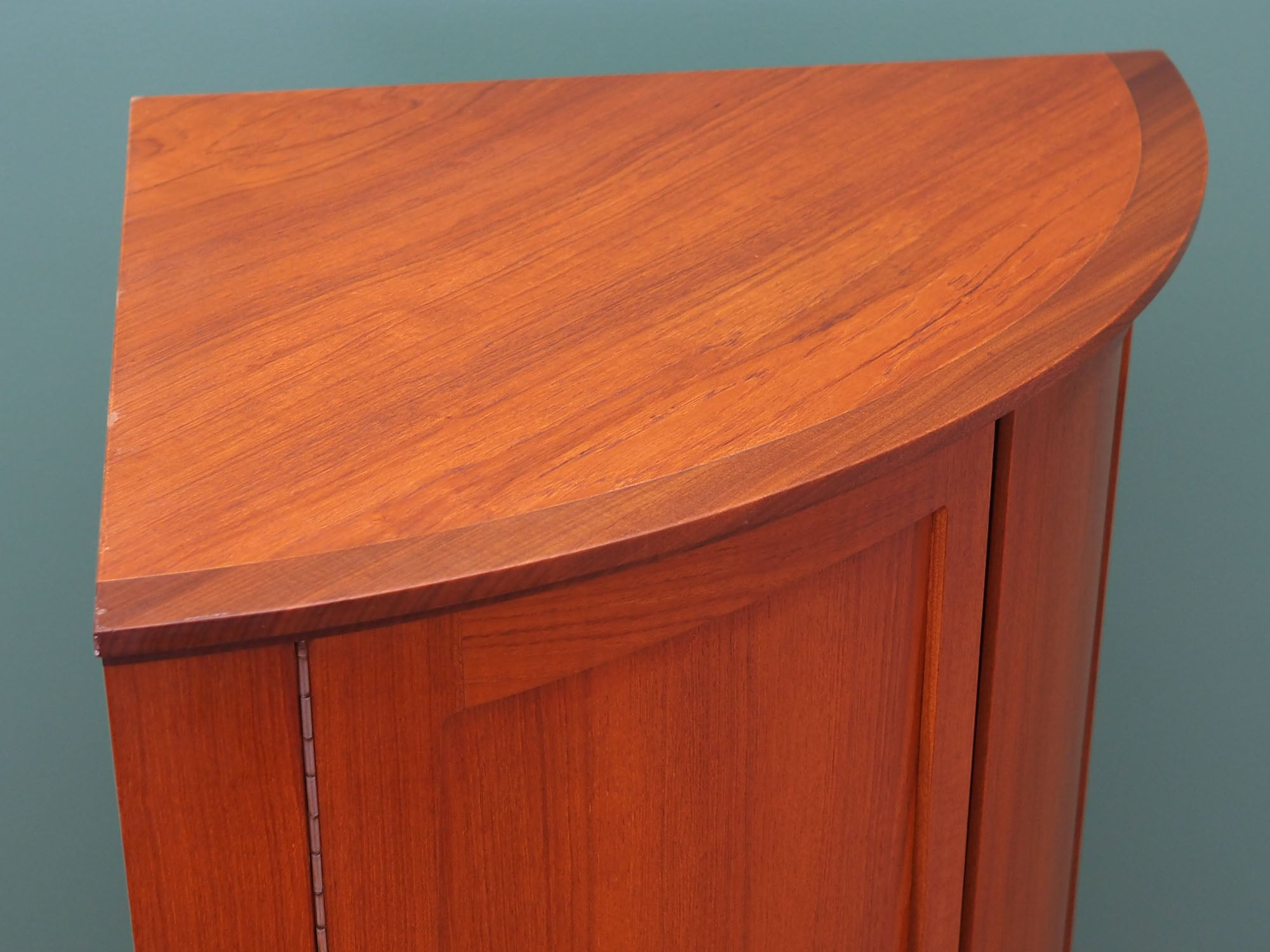 Mahogany_corner_cabinet_Danish_design_1970s_production_Denmark