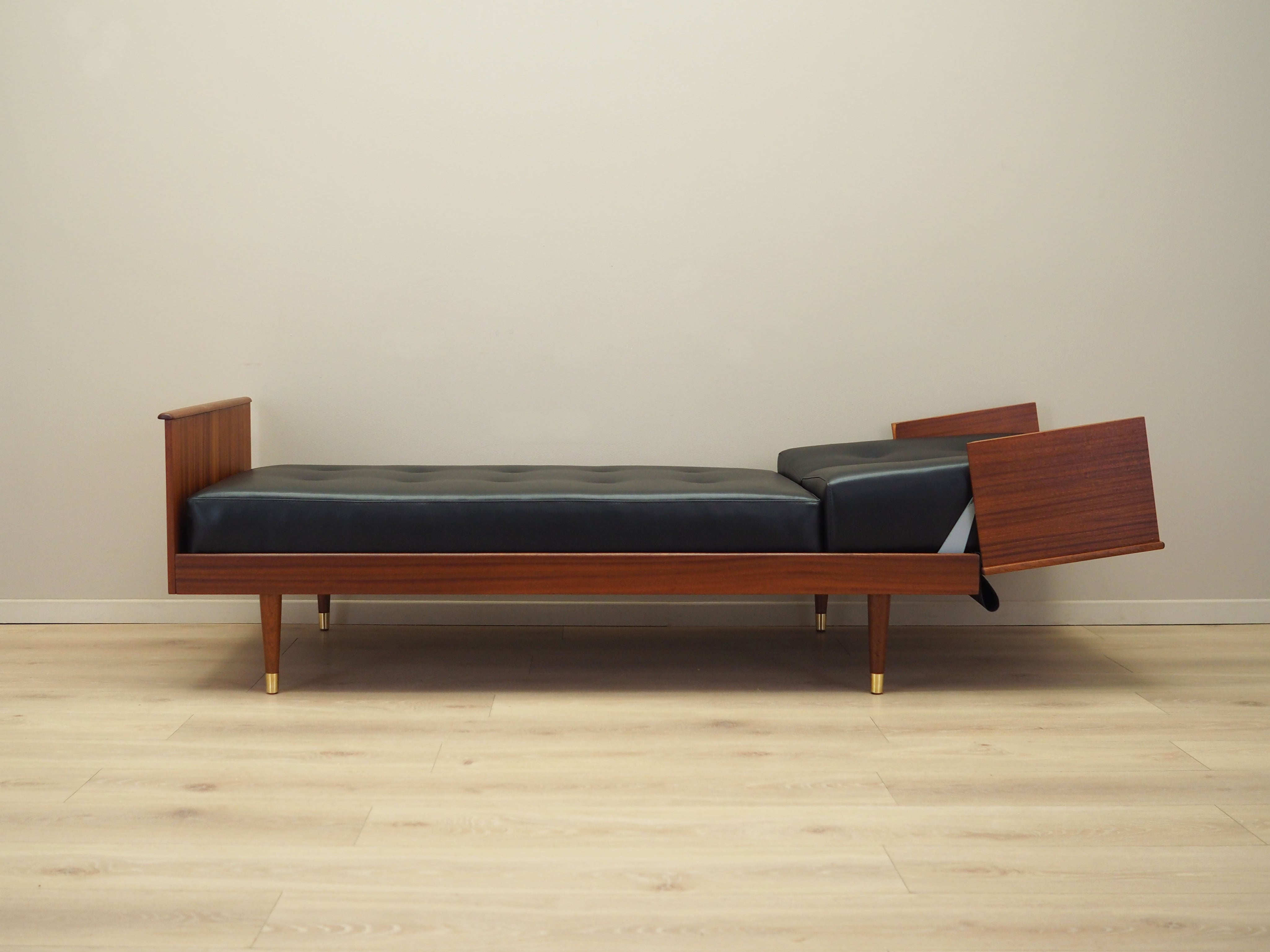 Mahogany_sofa_Norwegian_design_1960s_designer_Ingmar_Relling