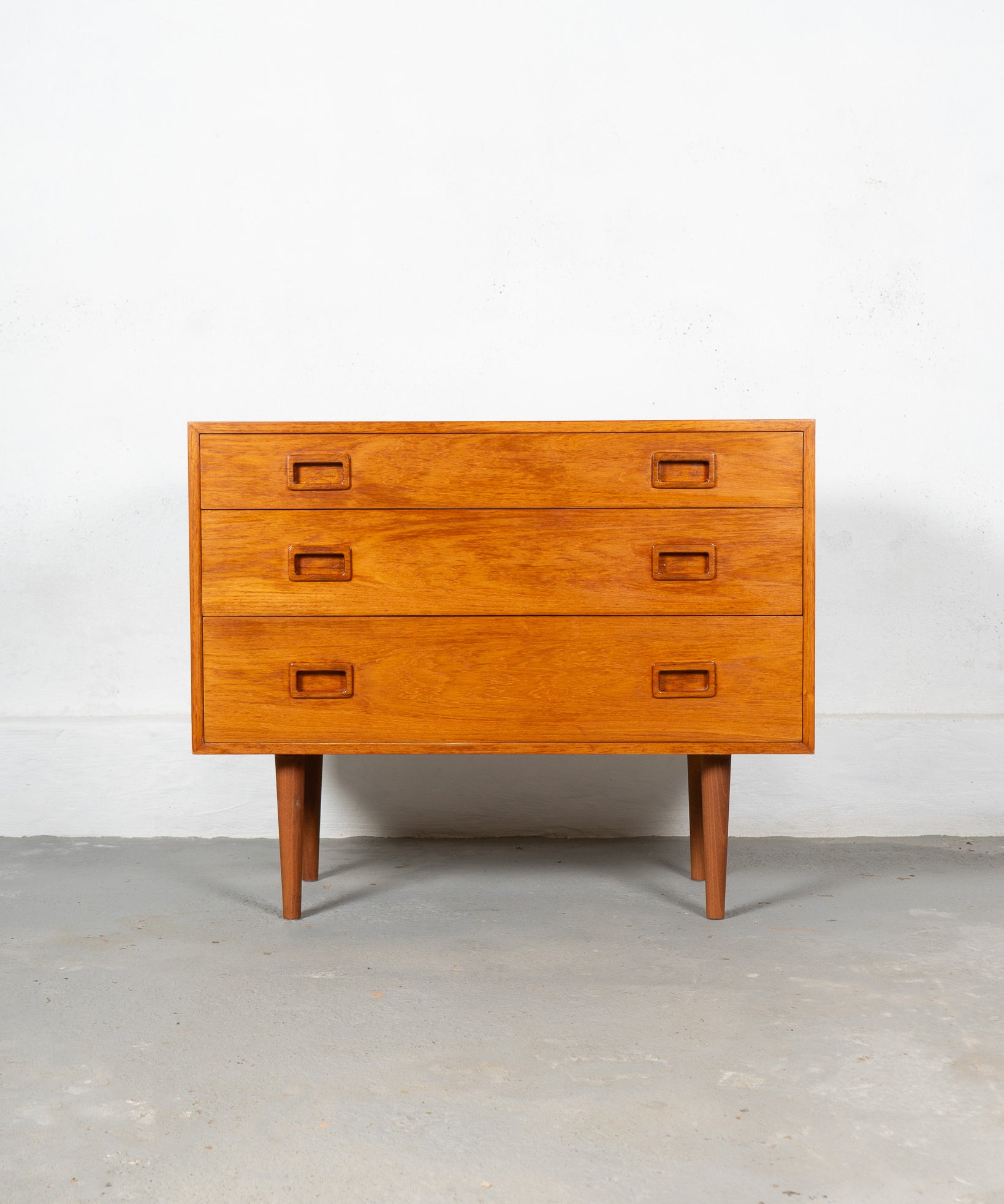 Mid_Century_Commode_made_of_Teak,_UK