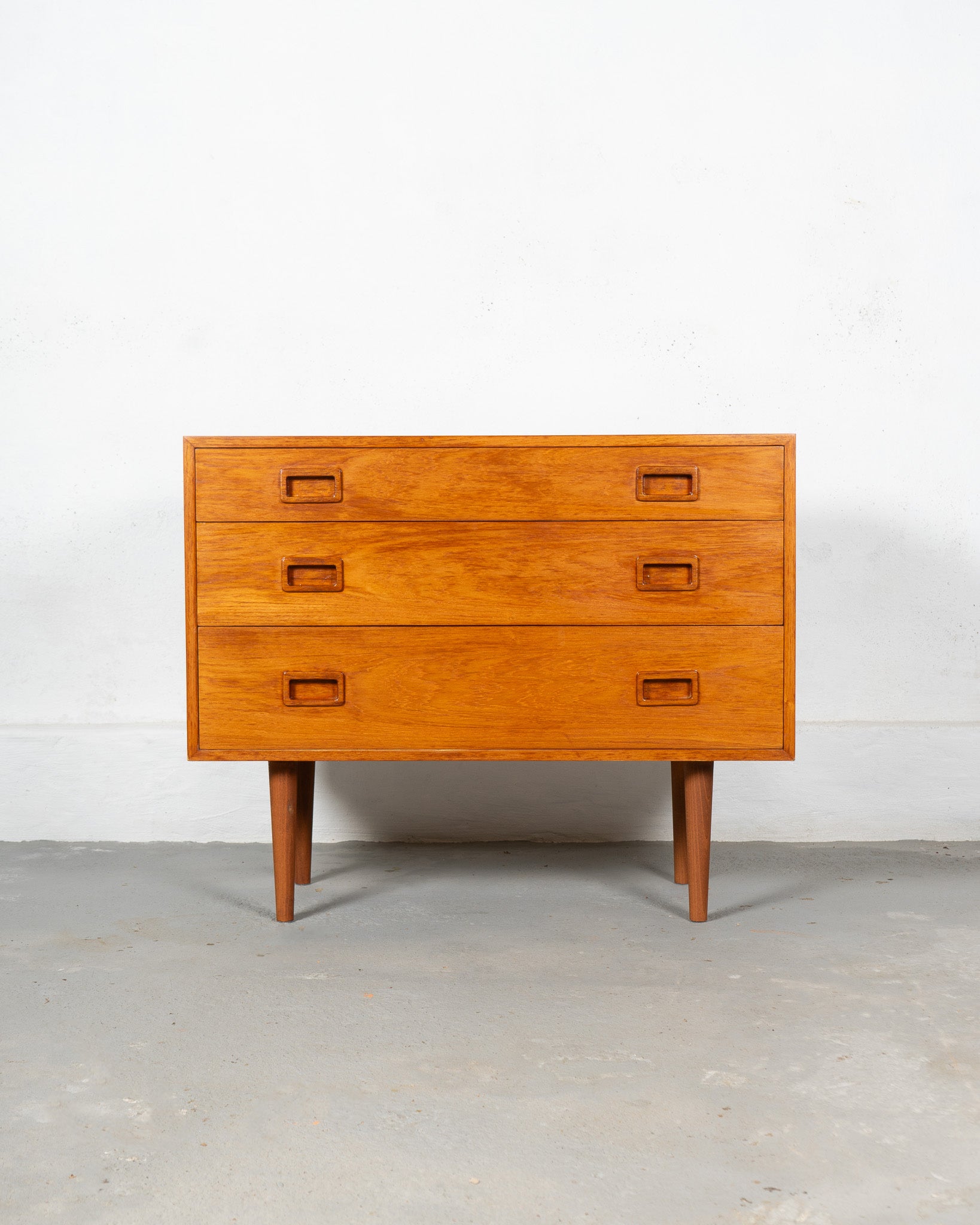 Mid_Century_Commode_made_of_Teak,_UK