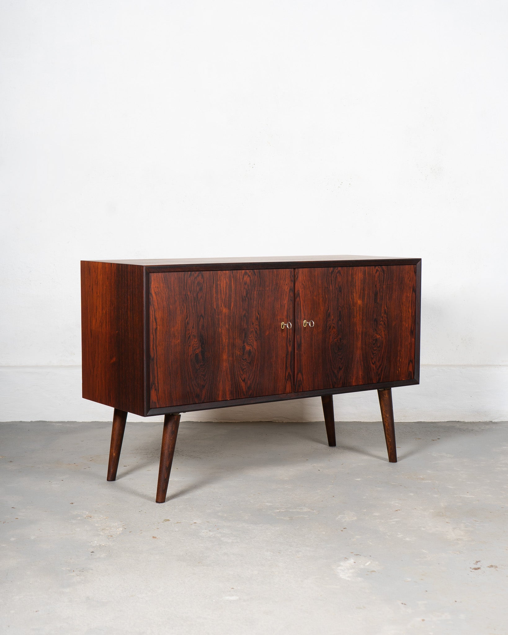 Mid_Century_Danish_Cabinet_made_of_Rosewood