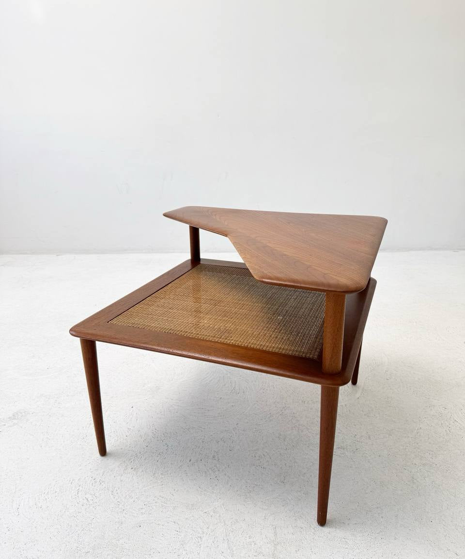 Minerva_corner_table_by_Peter_Hvidt_Orla_M_lgaard