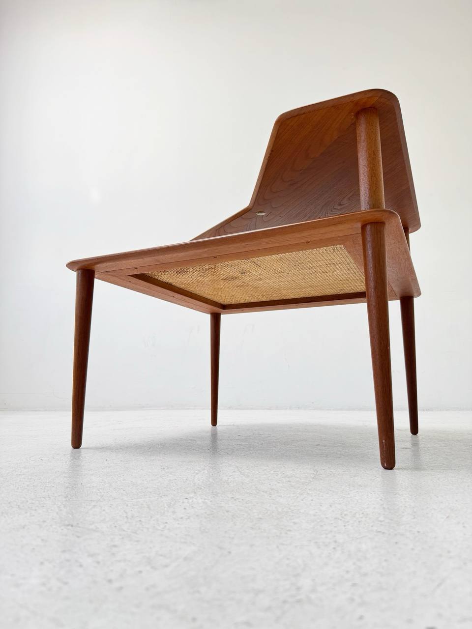 Minerva_corner_table_by_Peter_Hvidt_Orla_M_lgaard