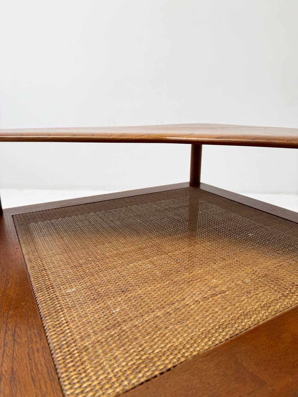 Minerva_corner_table_by_Peter_Hvidt_Orla_M_lgaard