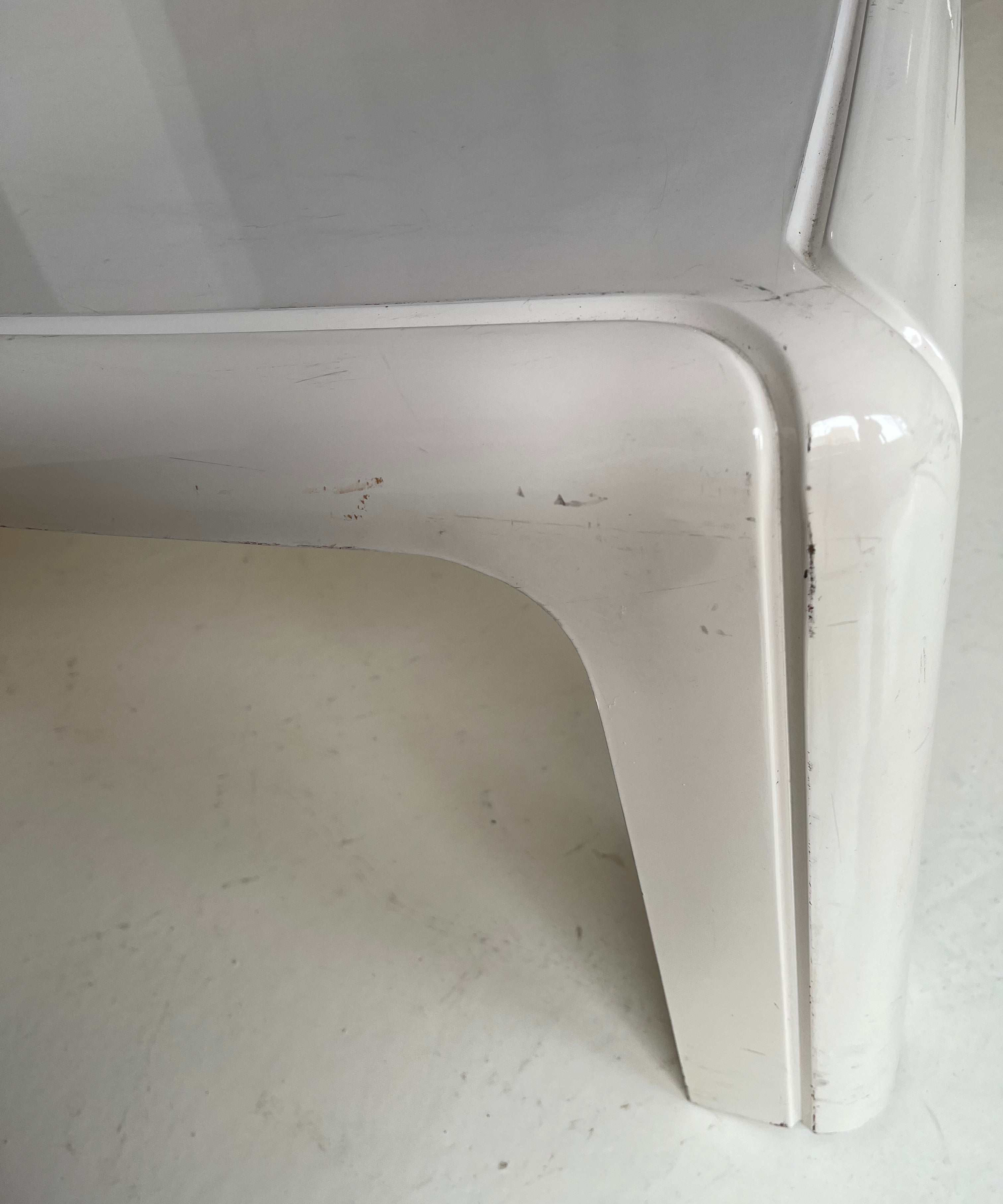 Model_4984_Square_Table_in_Moulded_White_Polyurethane_by_Gae_Aulenti_for_Kartell,_1970s