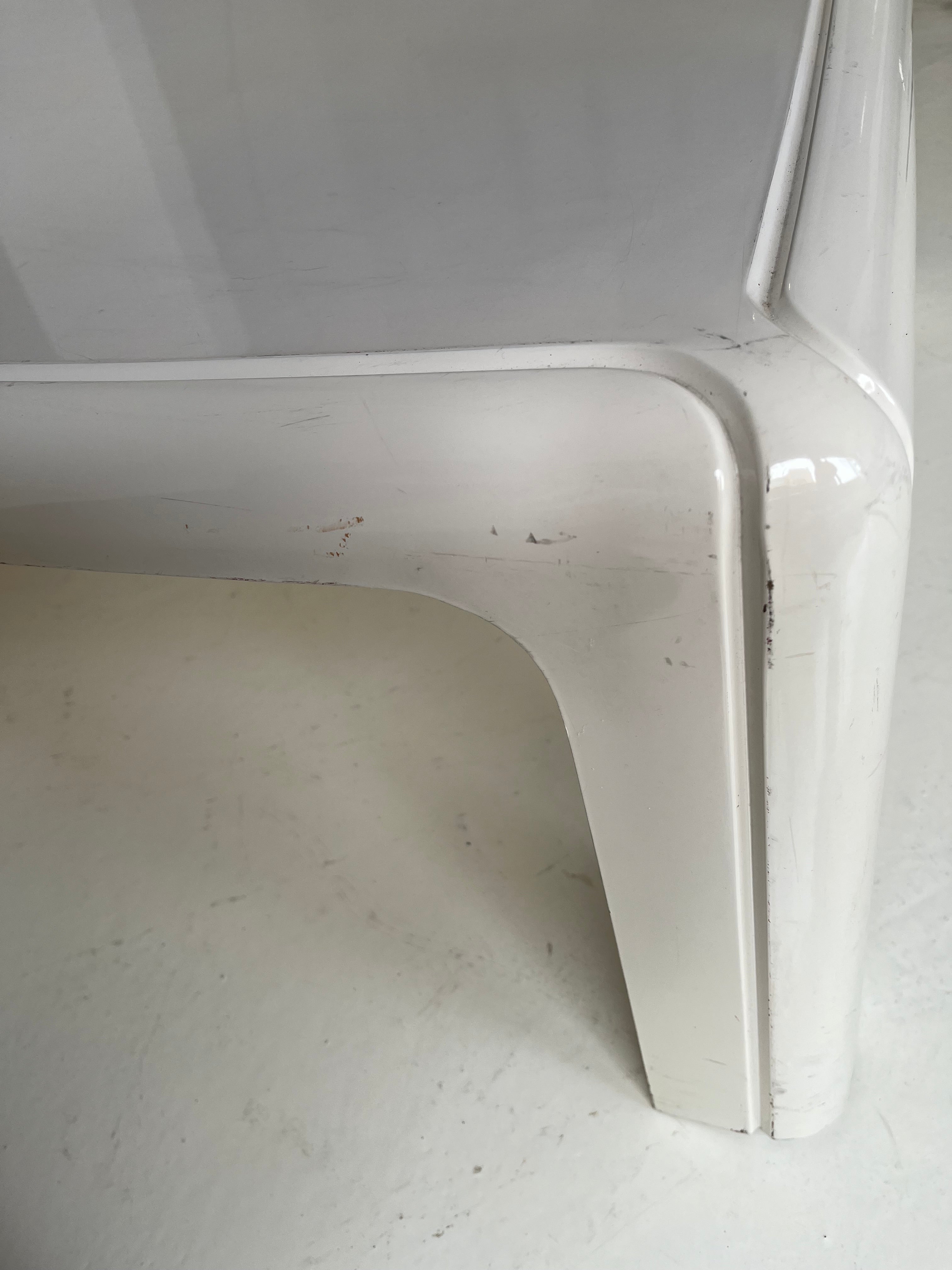 Model_4984_Square_Table_in_Moulded_White_Polyurethane_by_Gae_Aulenti_for_Kartell,_1970s