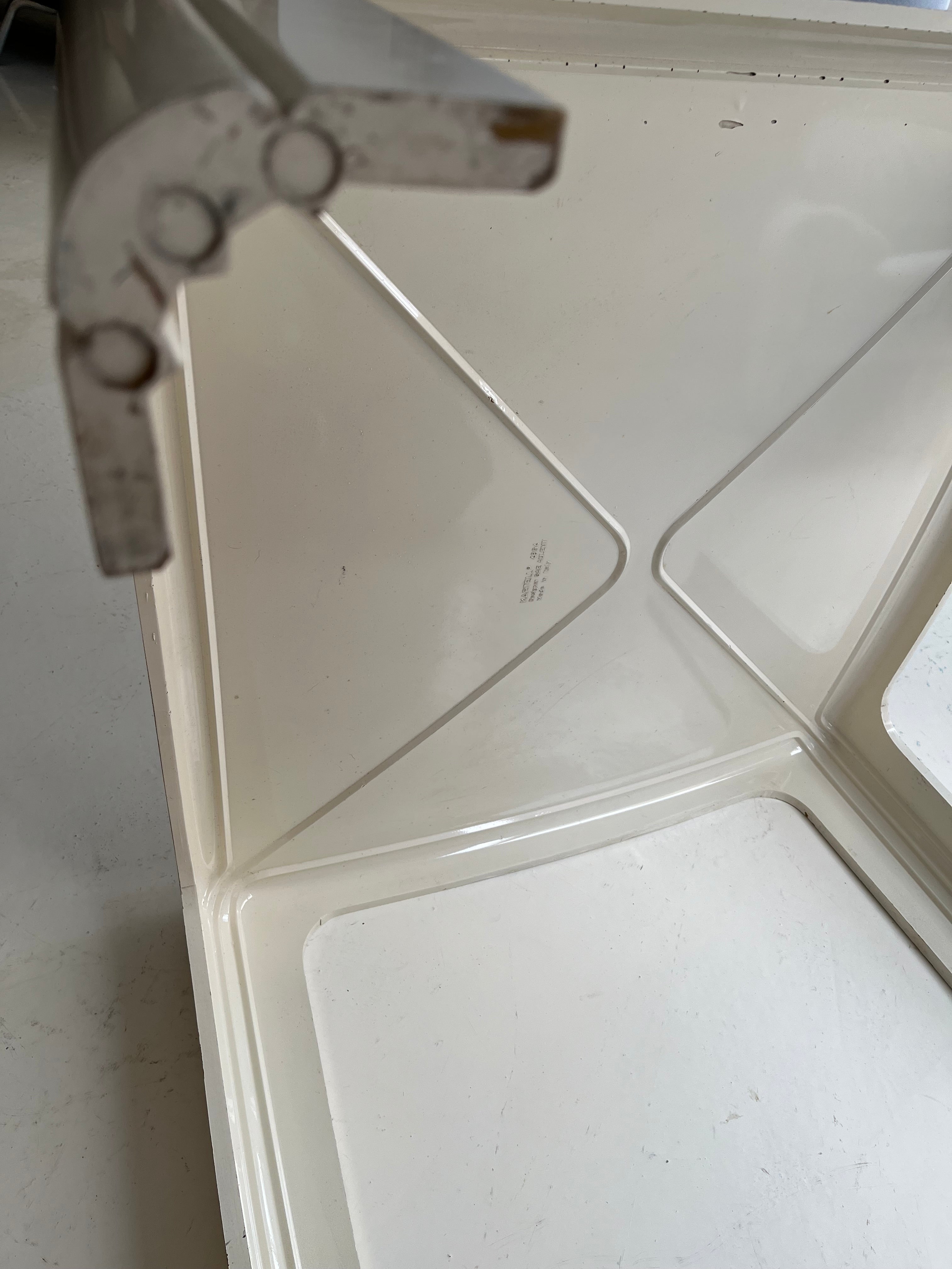 Model_4984_Square_Table_in_Moulded_White_Polyurethane_by_Gae_Aulenti_for_Kartell,_1970s