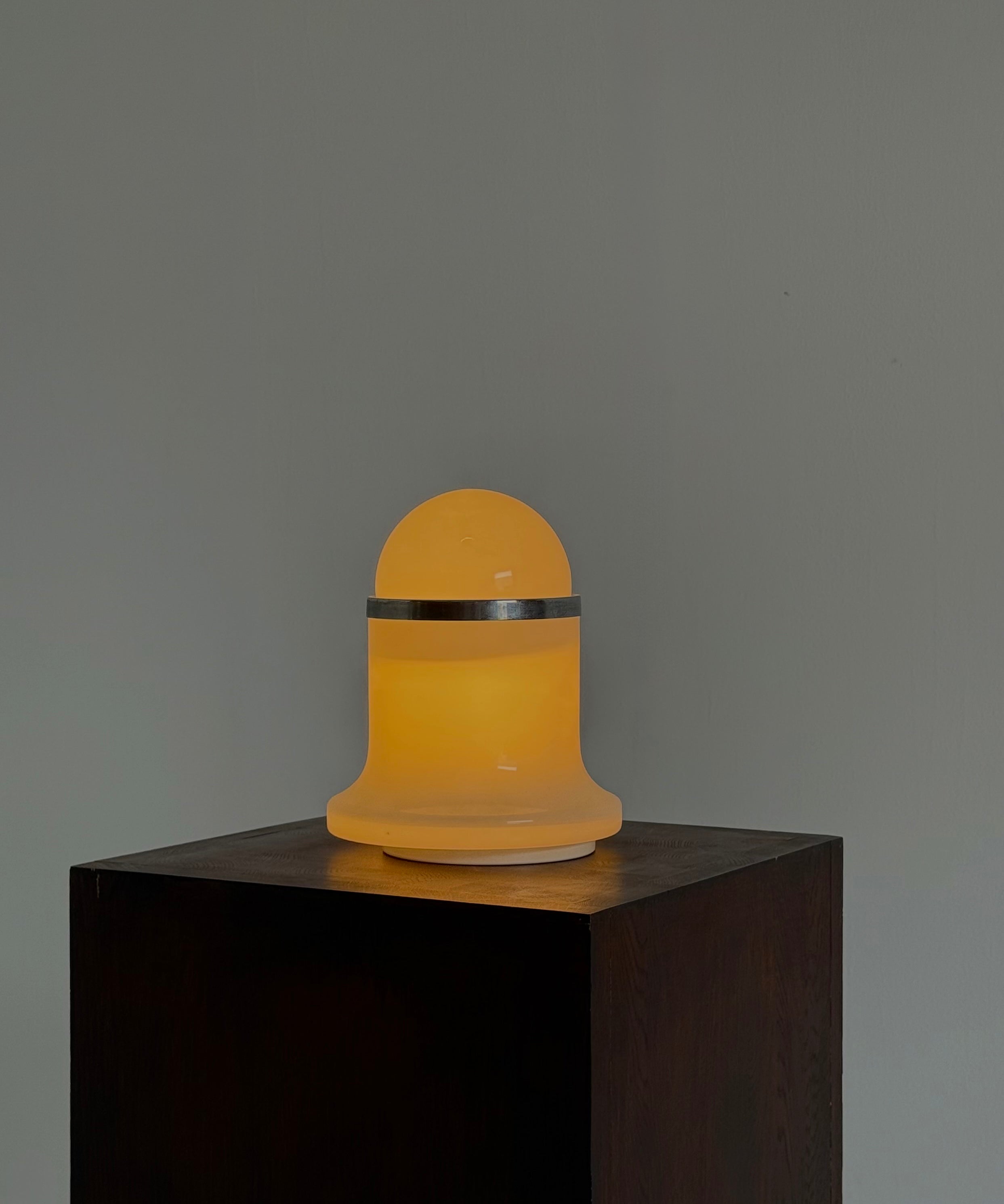 Murano_vintage_table_lamp_white_by_Architetti_by_De_Martini,_Falconi_&_Fois