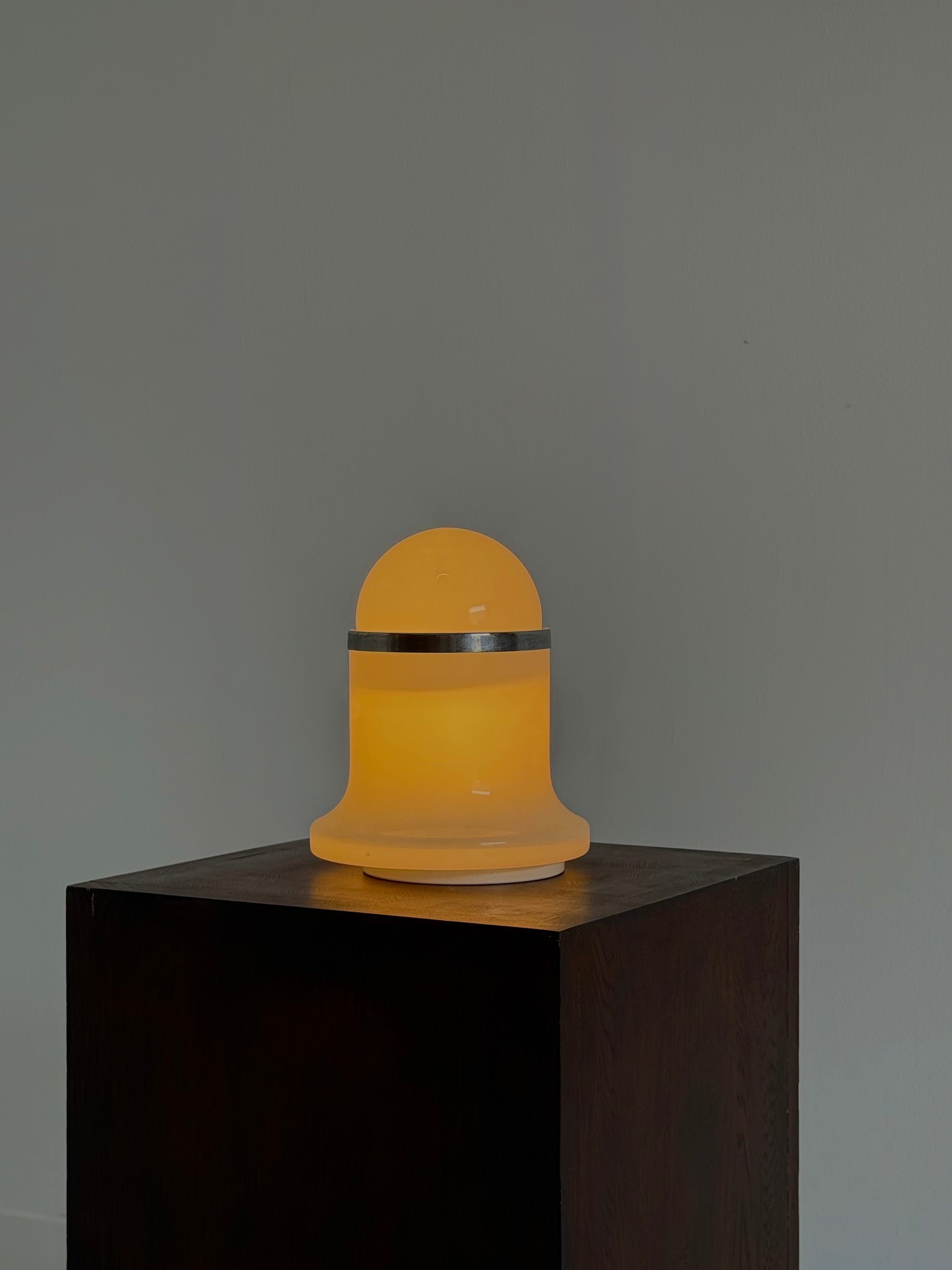 Murano_vintage_table_lamp_white_by_Architetti_by_De_Martini,_Falconi_&_Fois
