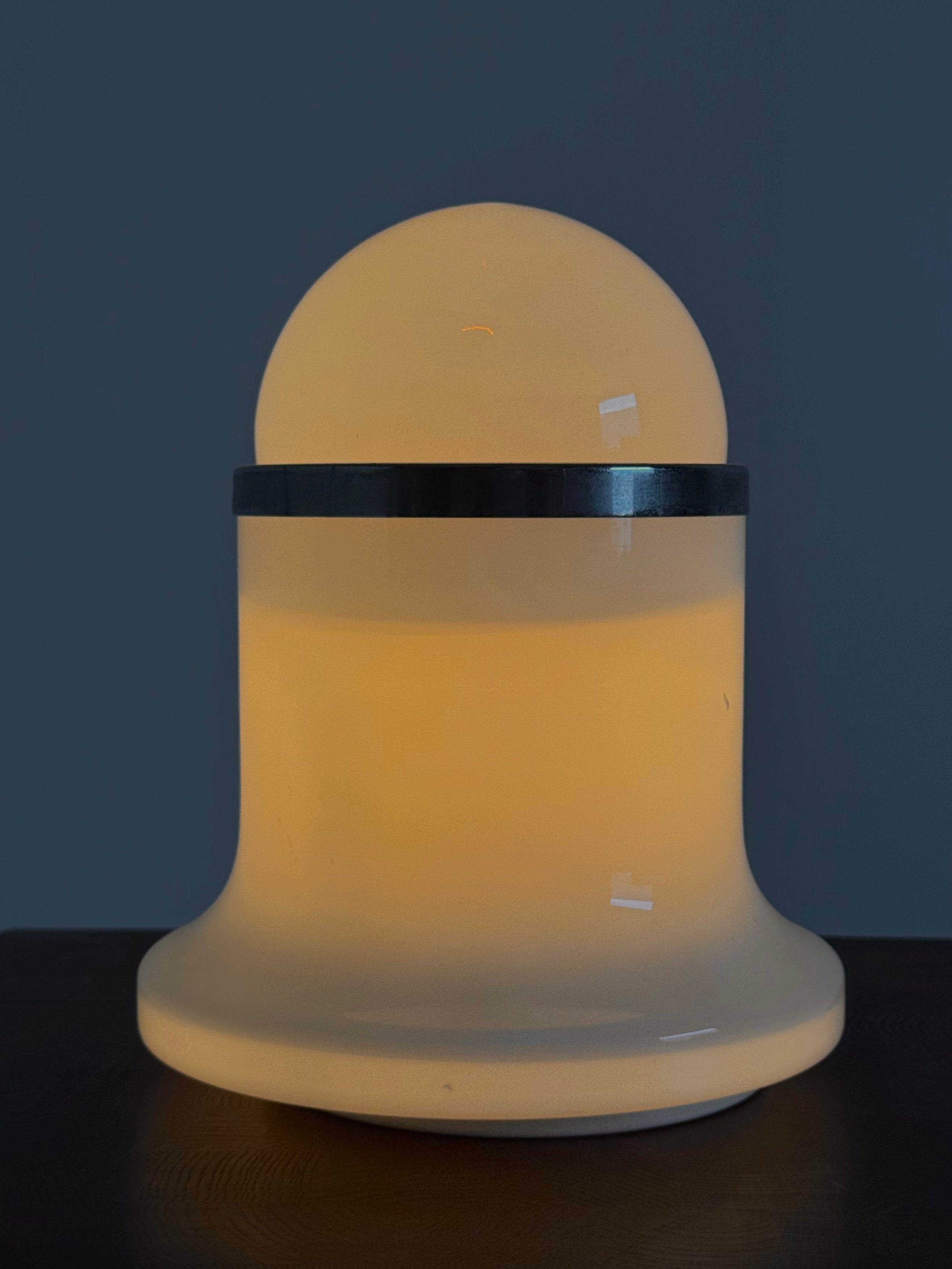 Murano_vintage_table_lamp_white_by_Architetti_by_De_Martini,_Falconi_&_Fois