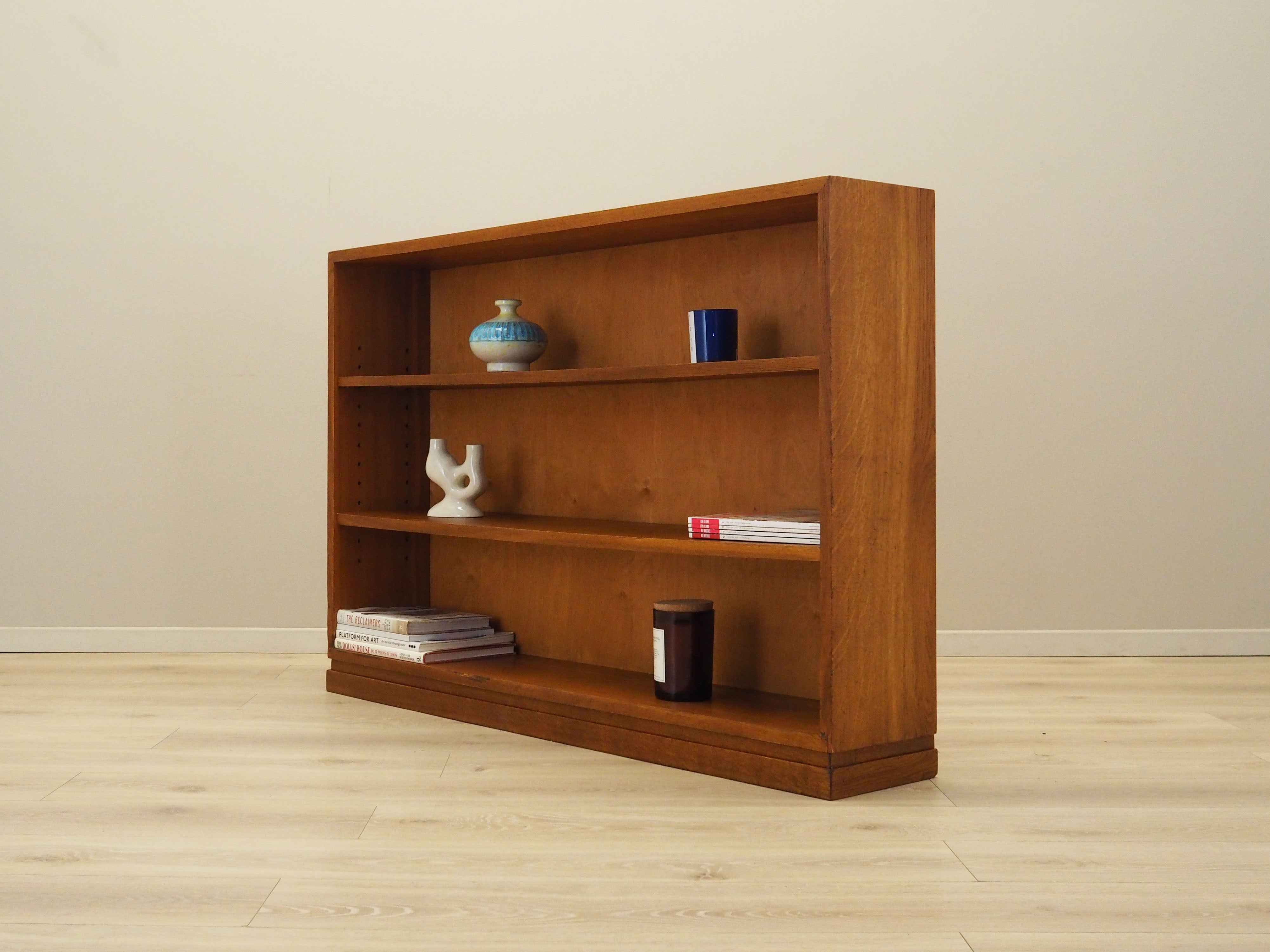 Oak_bookcase_Danish_design_1960s_production_Denmark