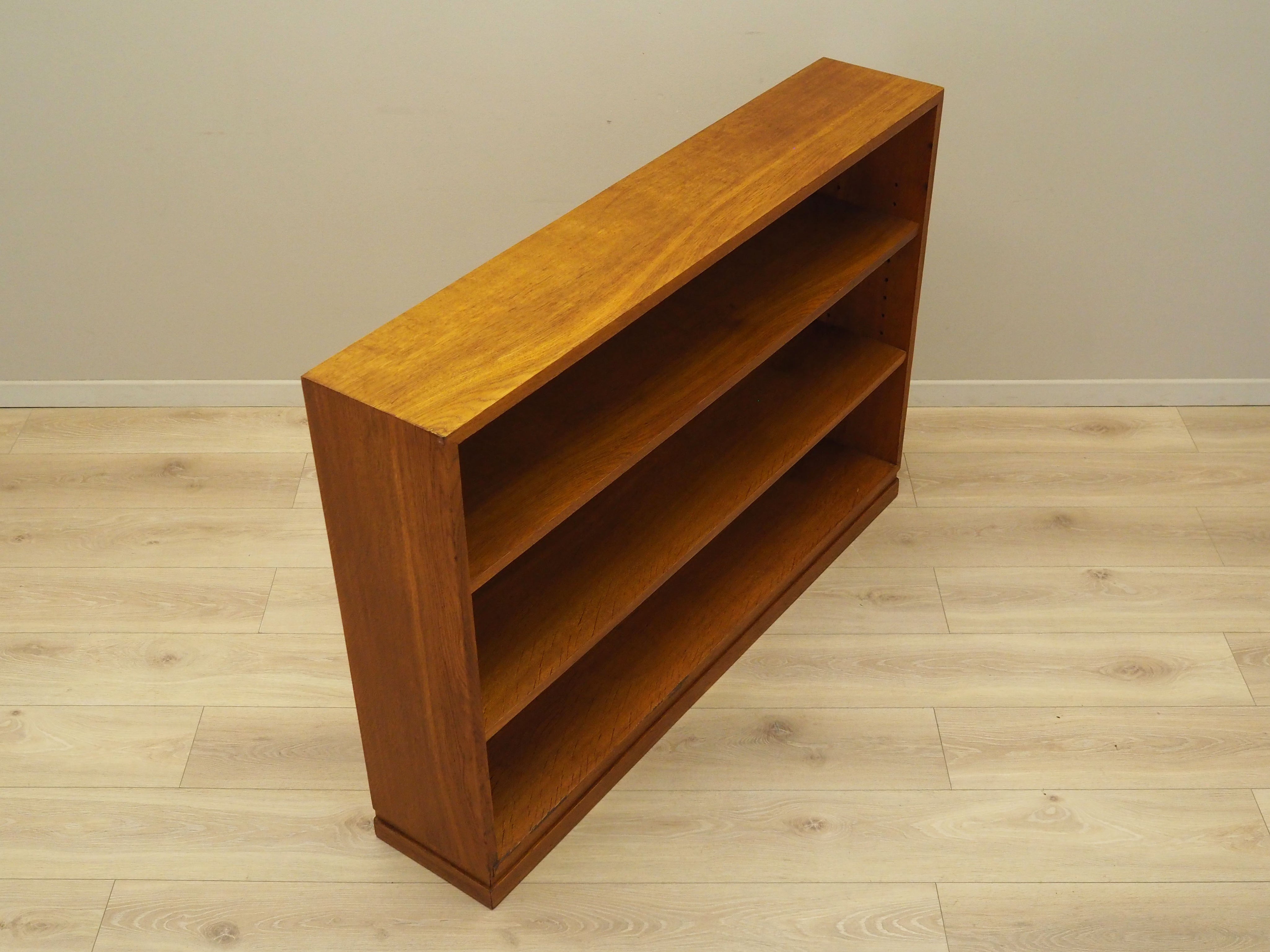 Oak_bookcase_Danish_design_1960s_production_Denmark