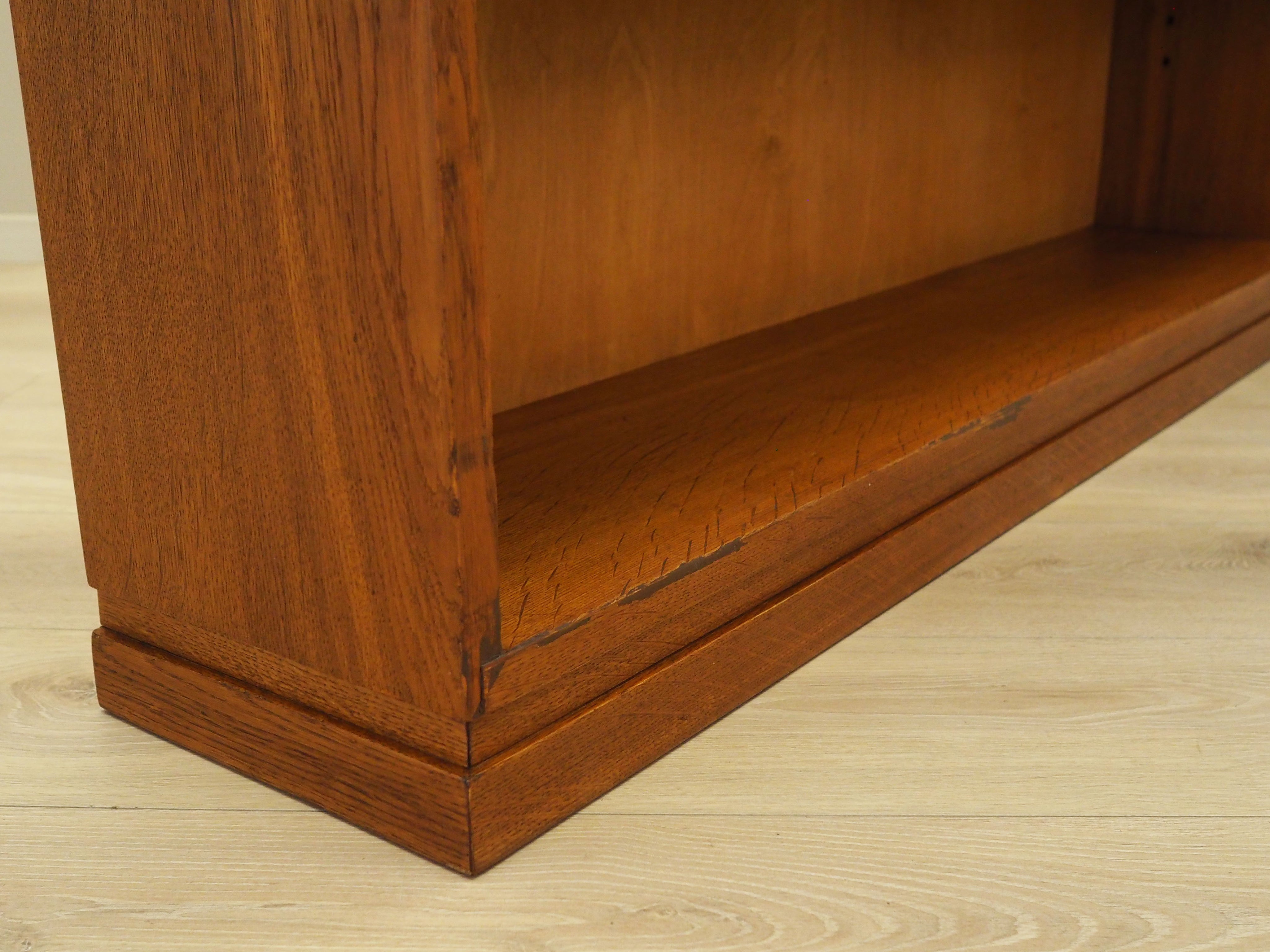 Oak_bookcase_Danish_design_1960s_production_Denmark