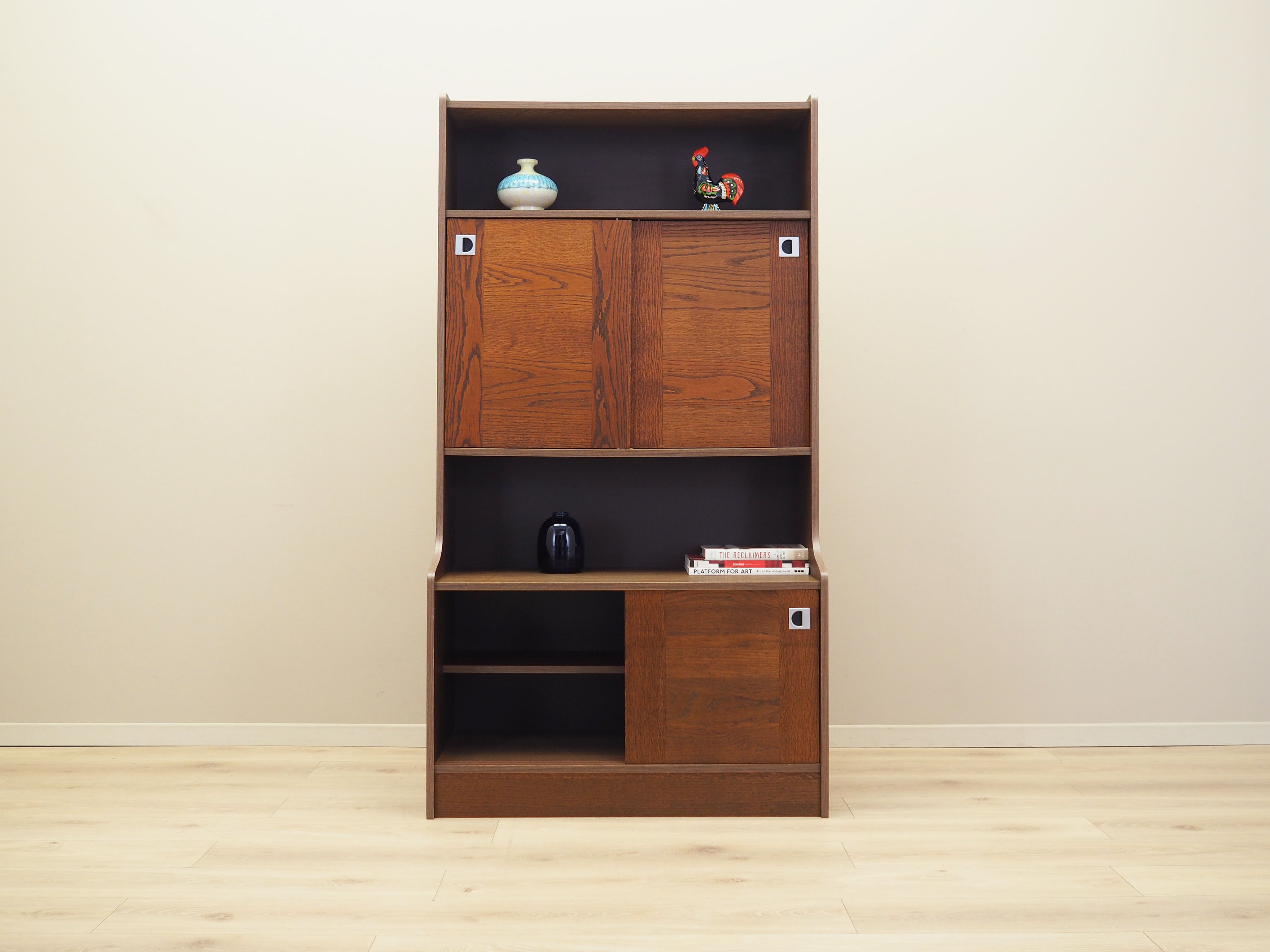 Oak_bookcase_Danish_design_1970s_production_Denmark