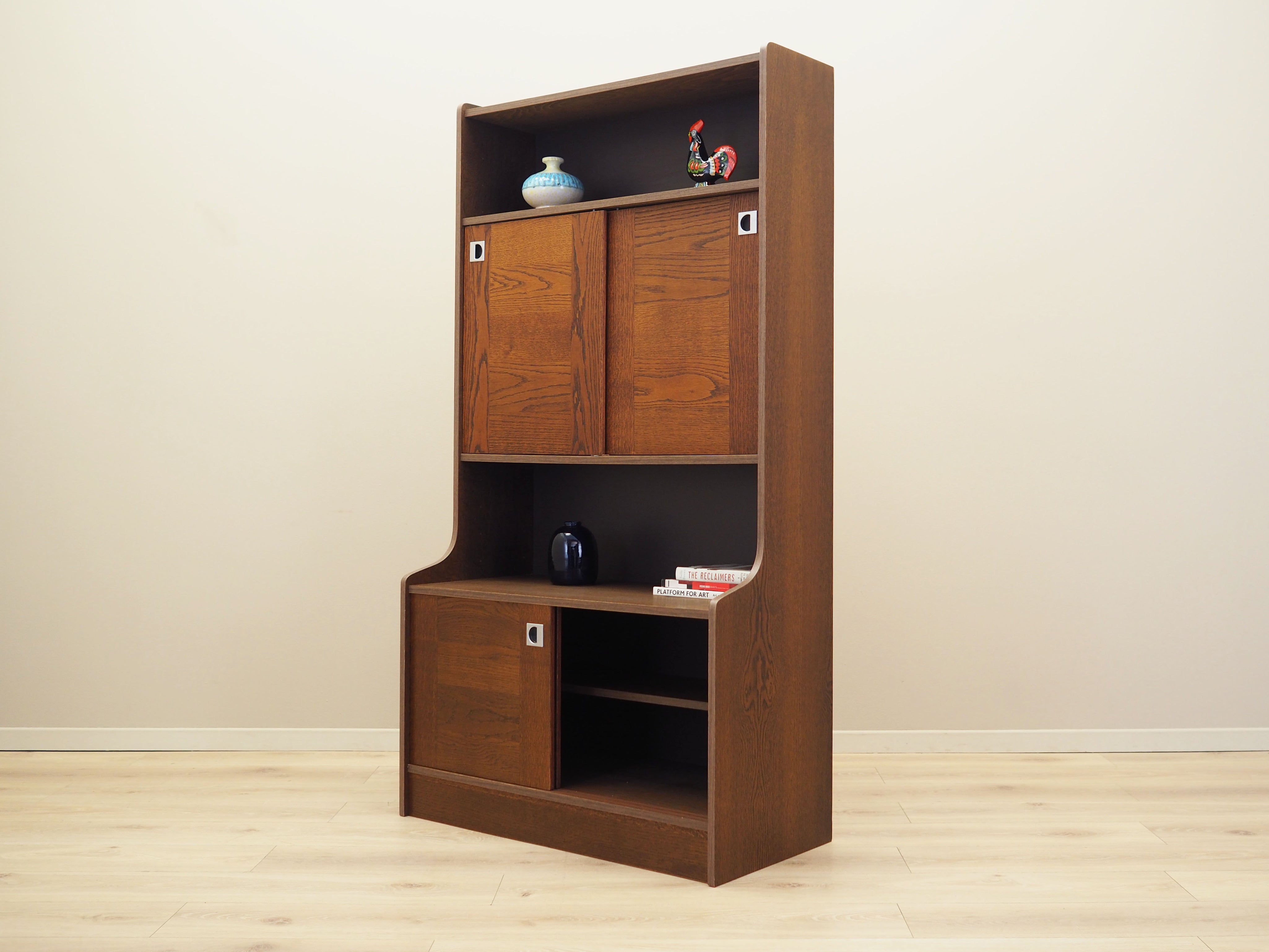 Oak_bookcase_Danish_design_1970s_production_Denmark