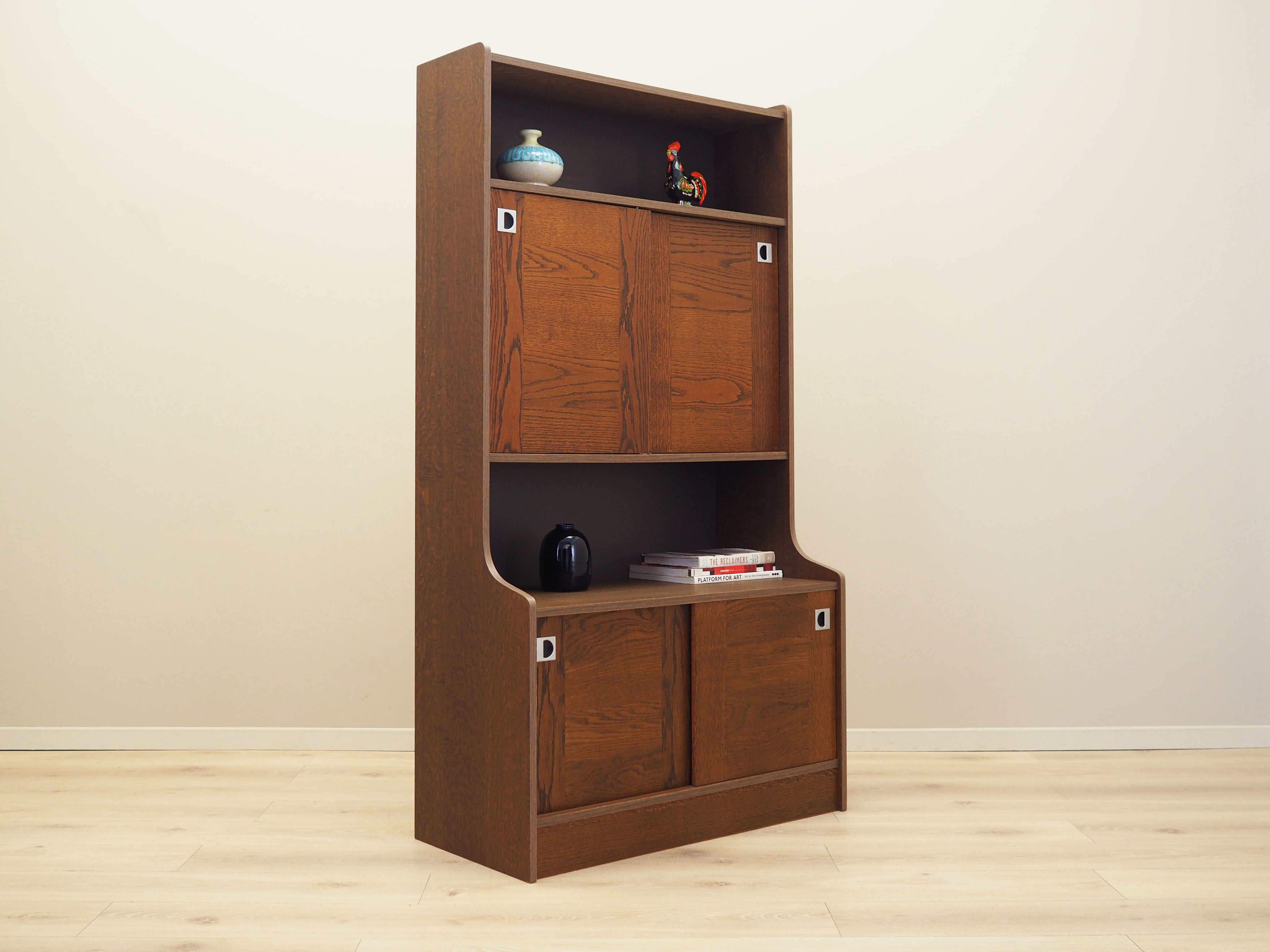 Oak_bookcase_Danish_design_1970s_production_Denmark