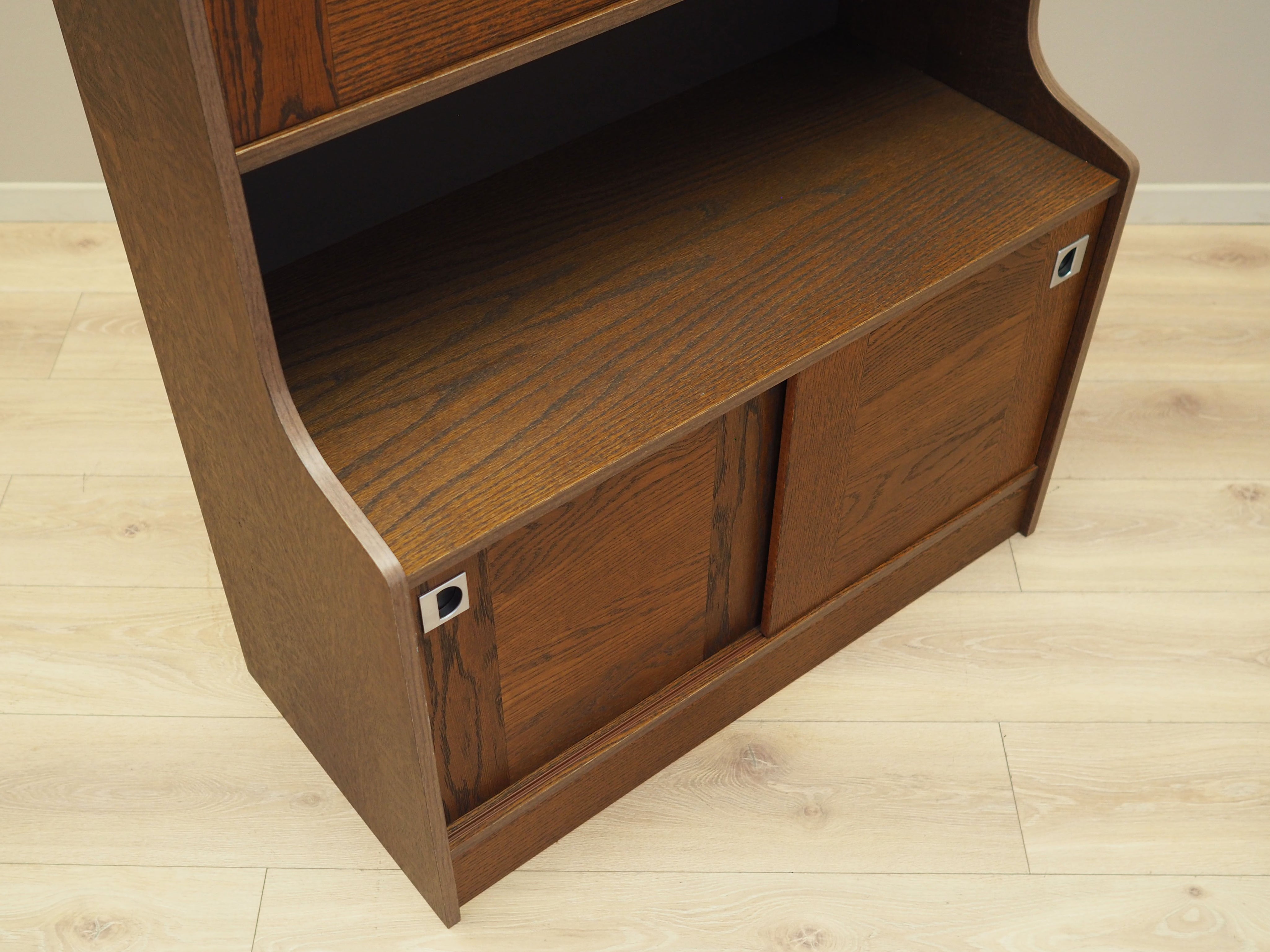 Oak_bookcase_Danish_design_1970s_production_Denmark