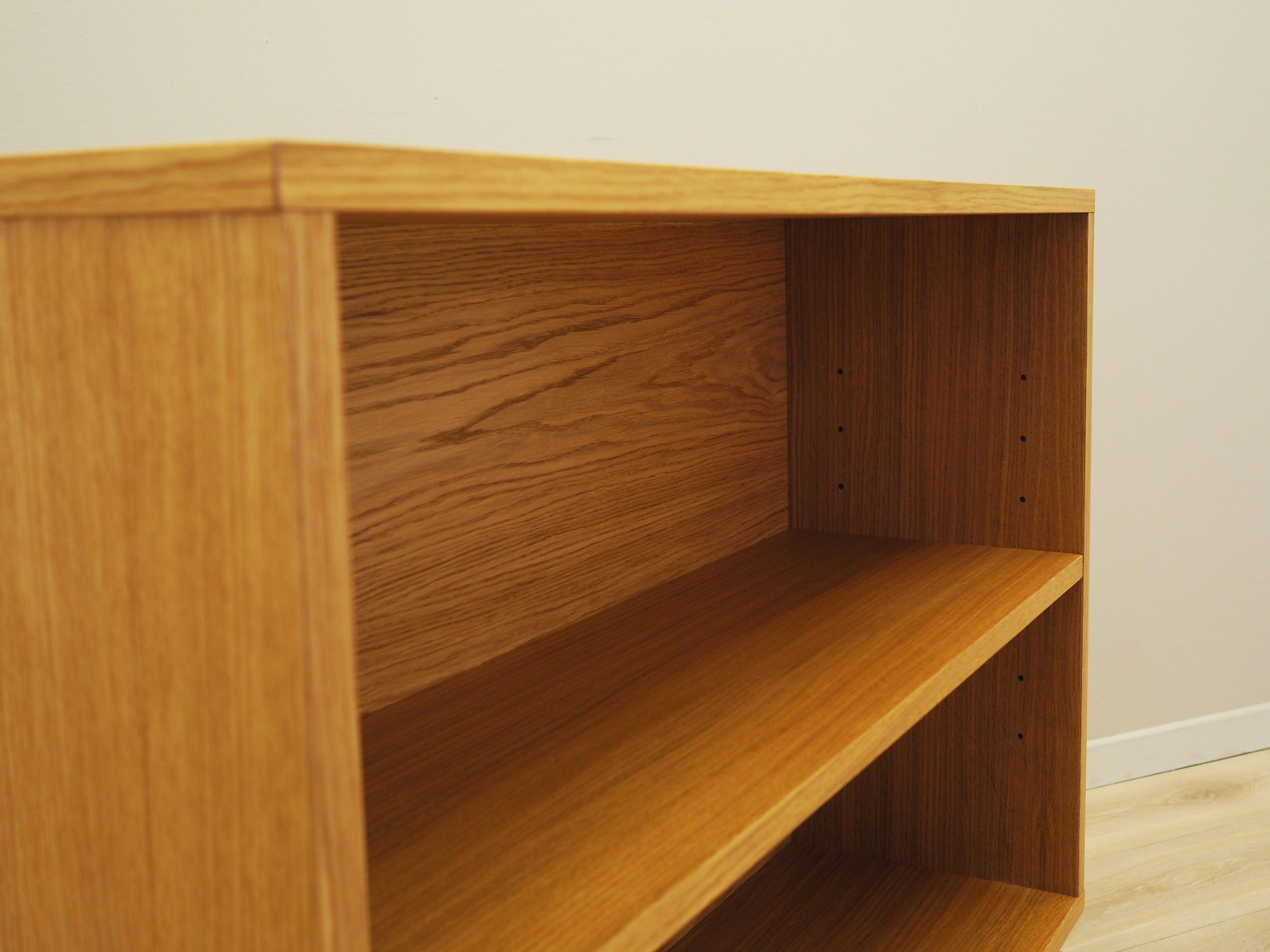 Oak_bookcase_Danish_design_1990s_production_Denmark