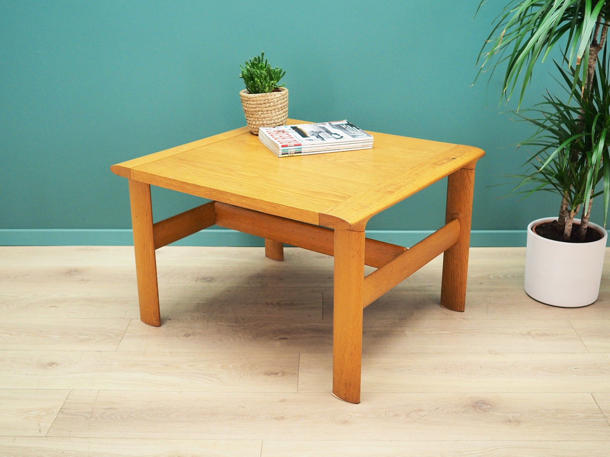 Oak_coffee_table_in_Danish_design_1960s_production_Denmark