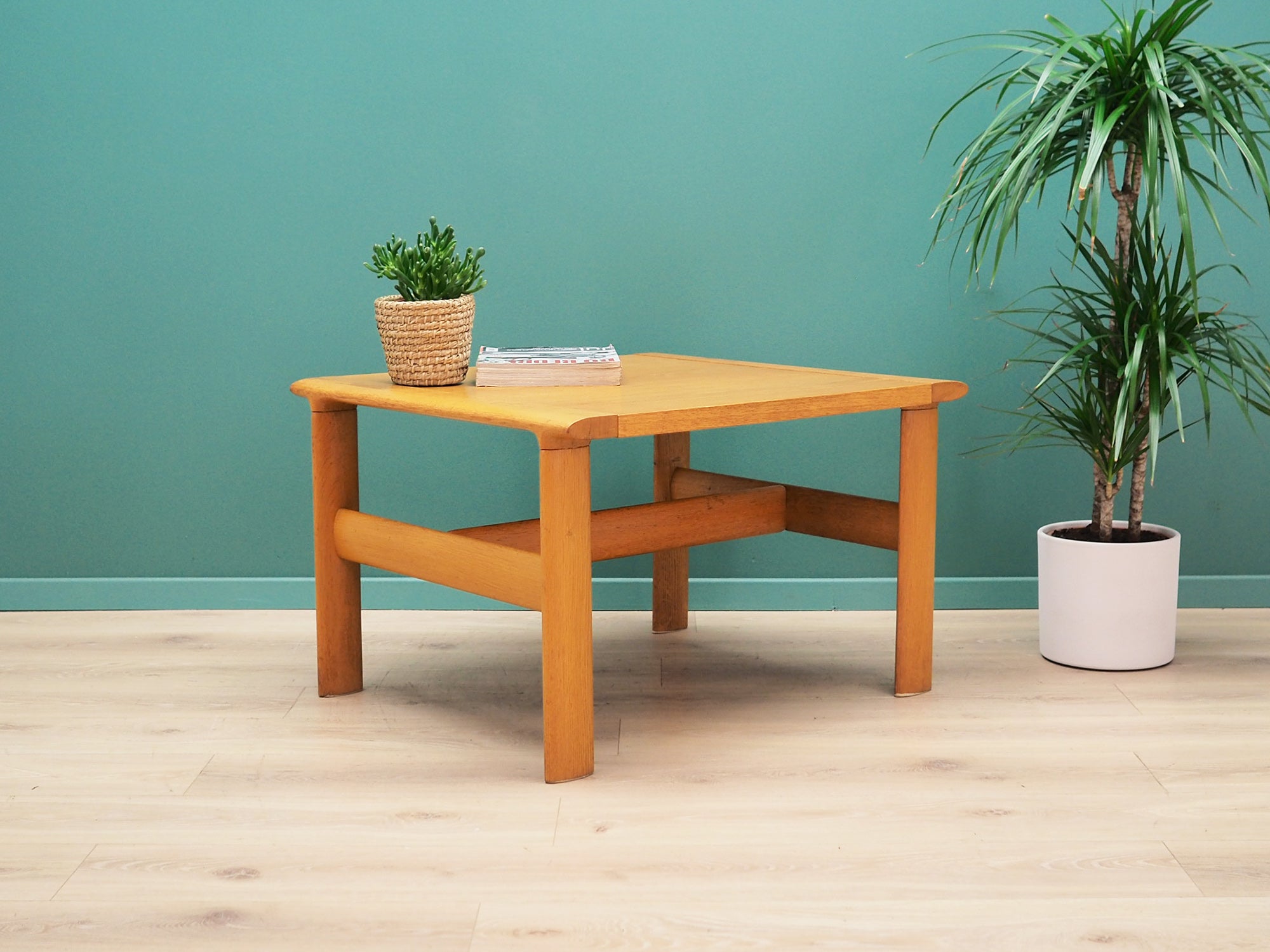 Oak_coffee_table_in_Danish_design_1960s_production_Denmark