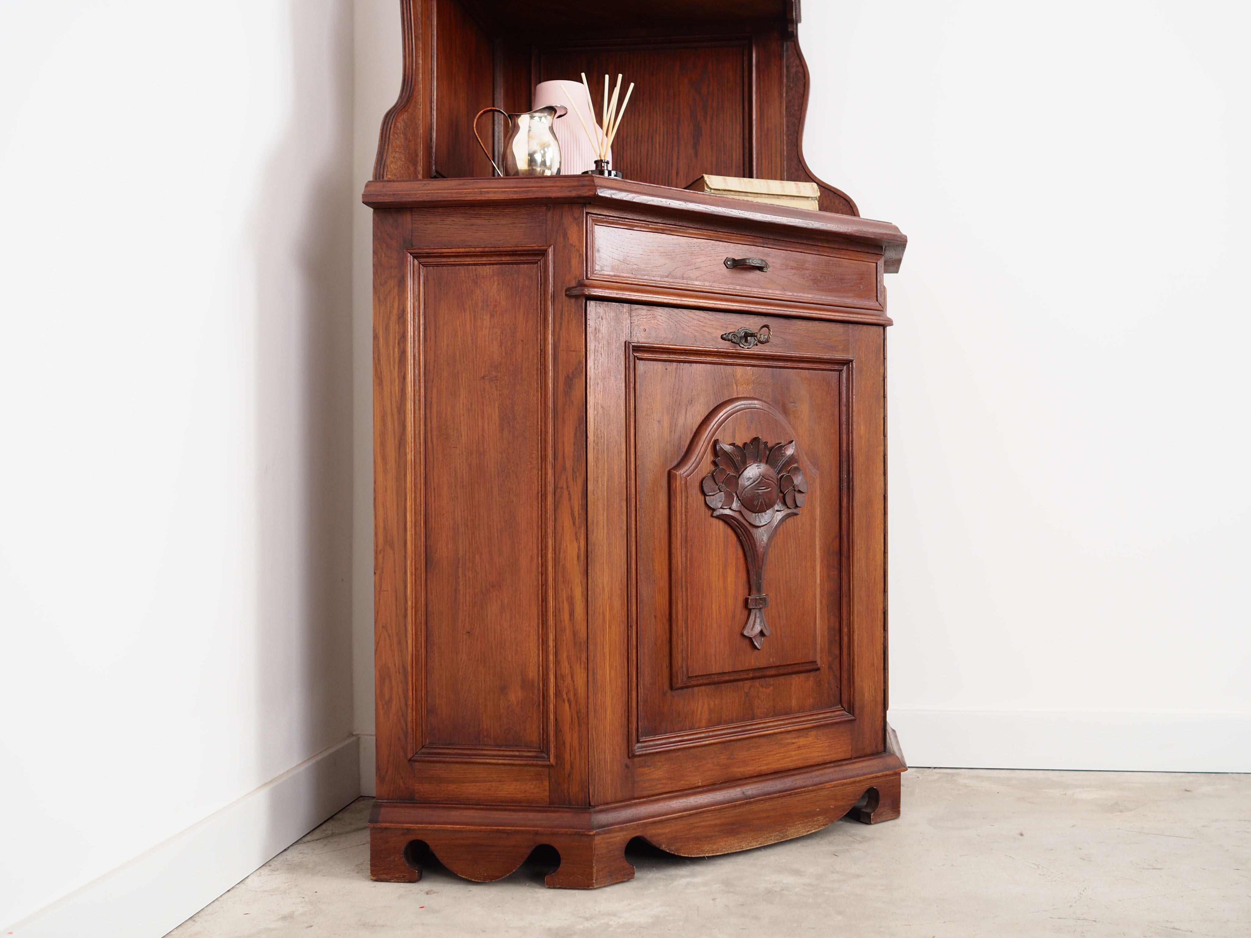 Oak_corner_cabinet_German_design_1950s_production_Germany
