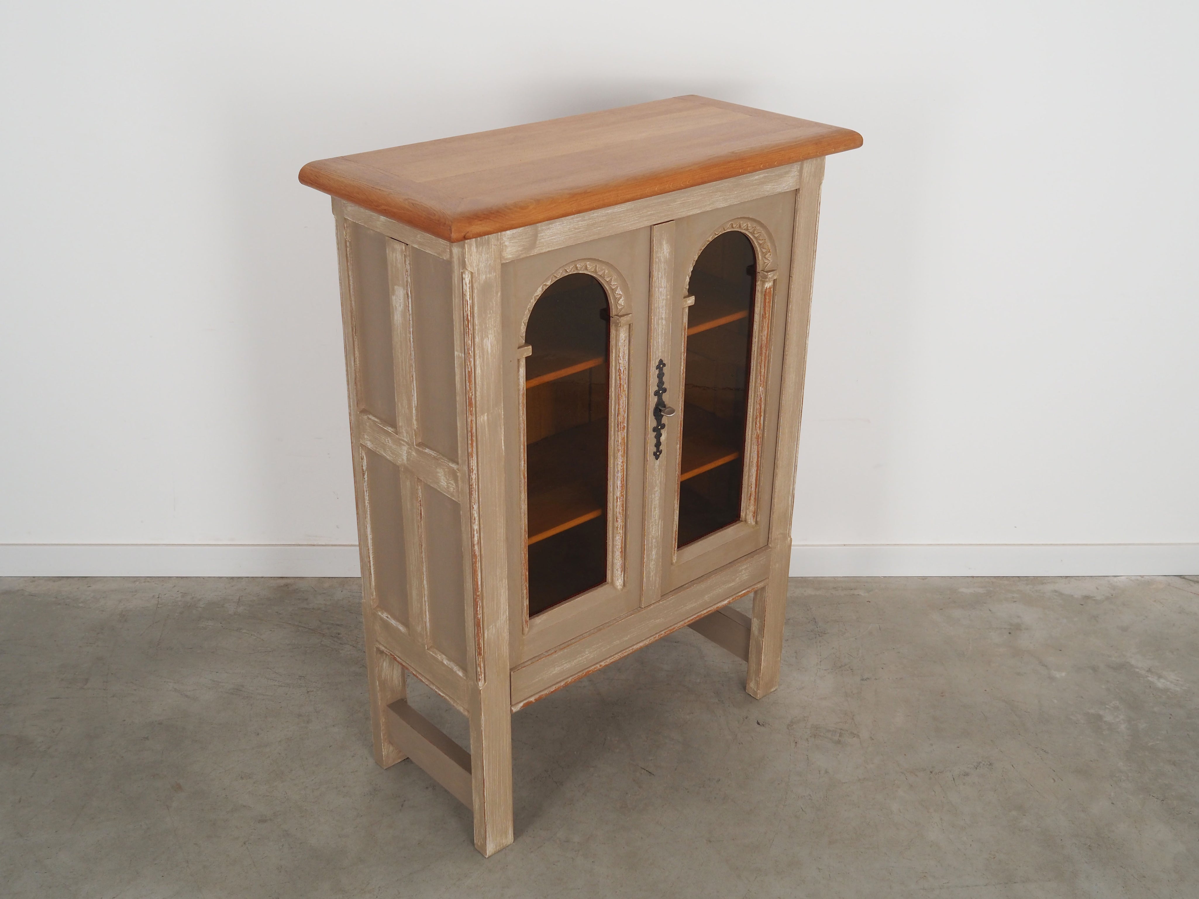 Oak_showcase_Danish_design_1960s_production_Denmark