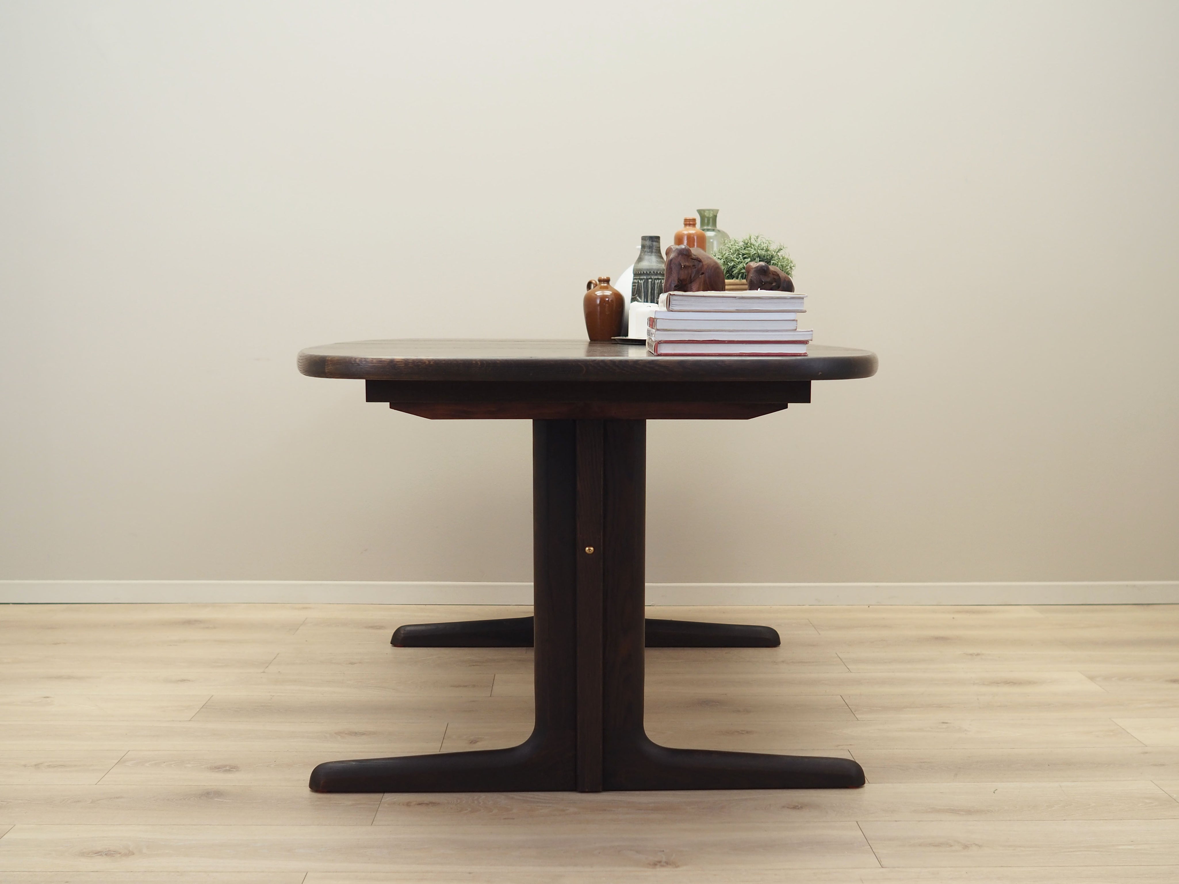 Oak_table_Danish_design_1970s_manufacturer_Skovby