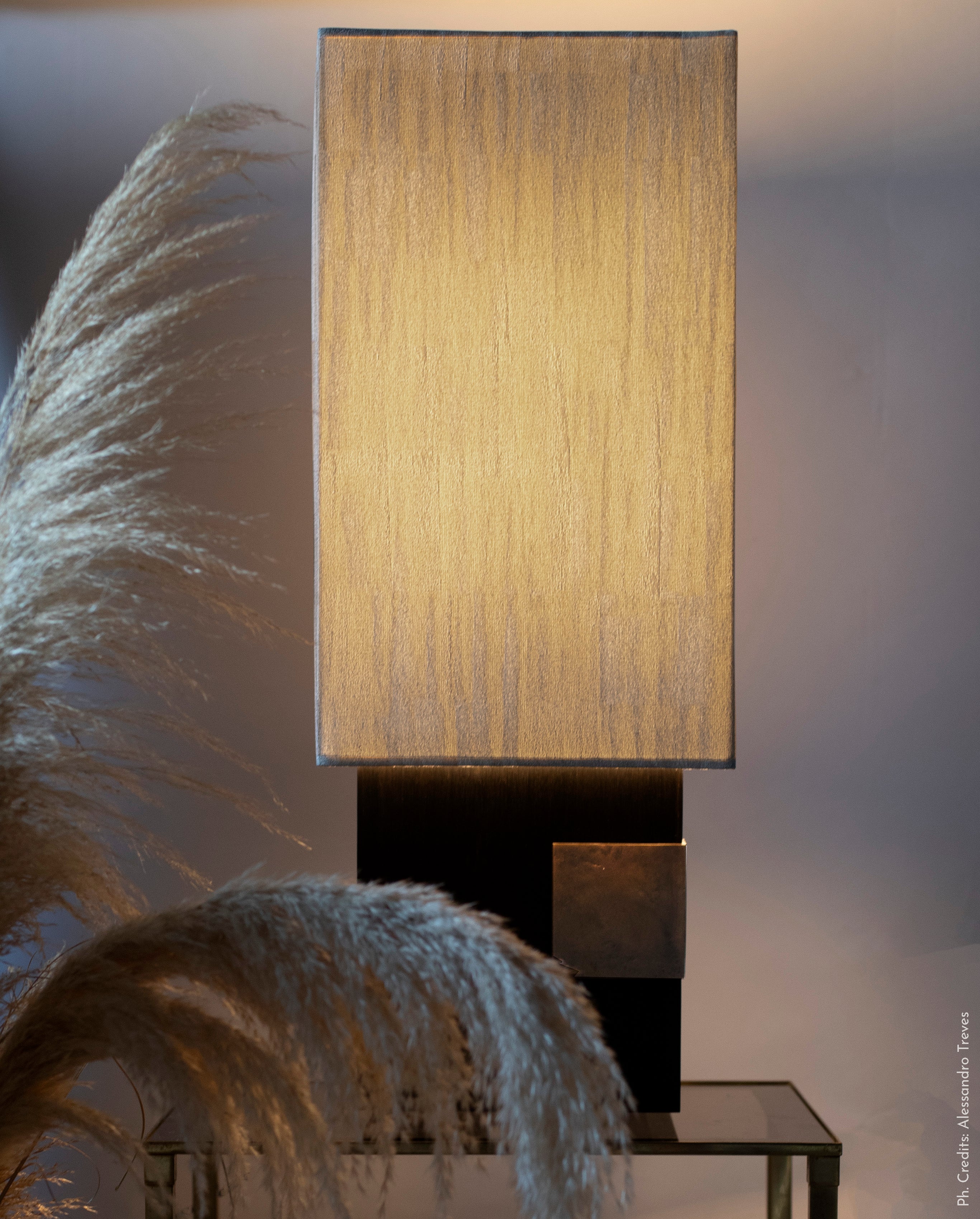 Orheè_Noir_Table_Lamp