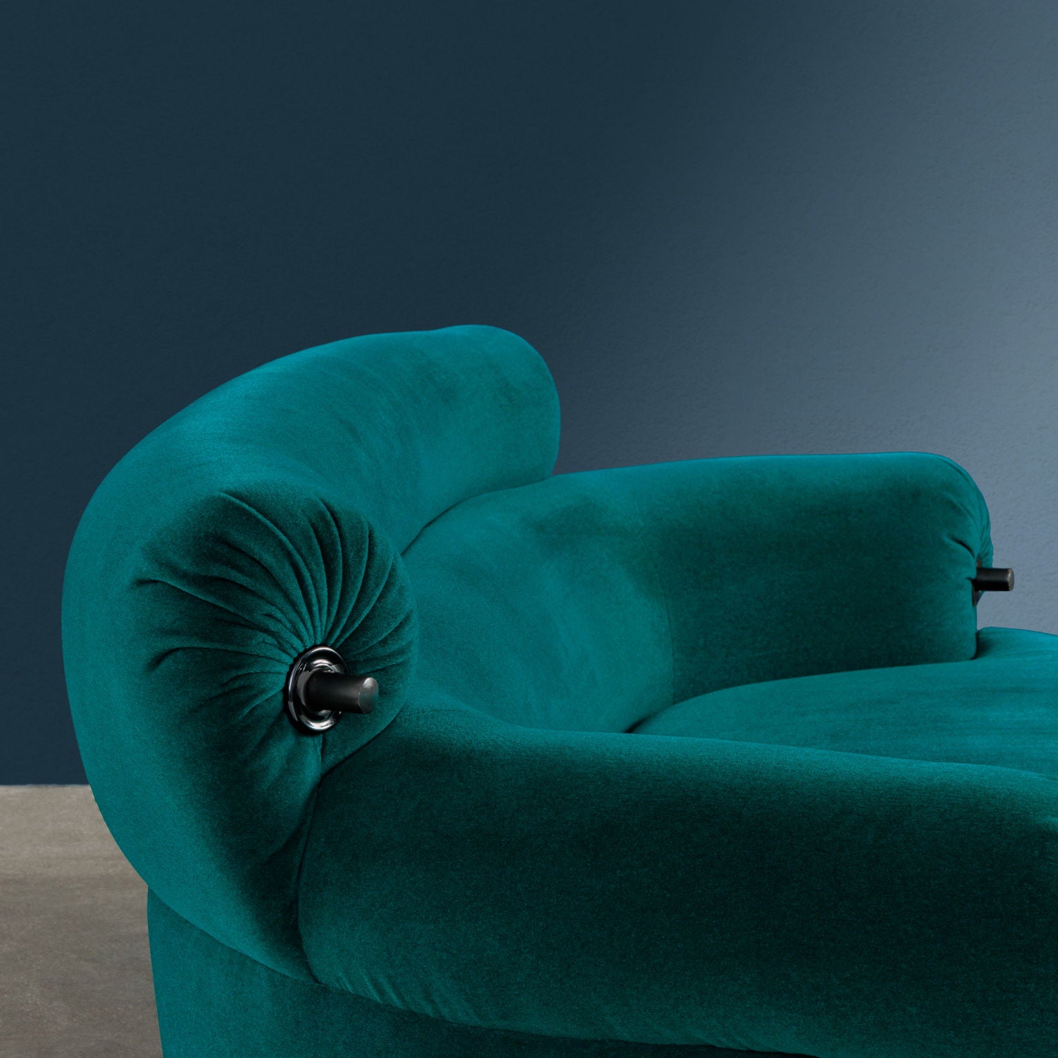 P20B_Toro_Sofa_Design_Luigi_Caccia_Dominioni_1980s