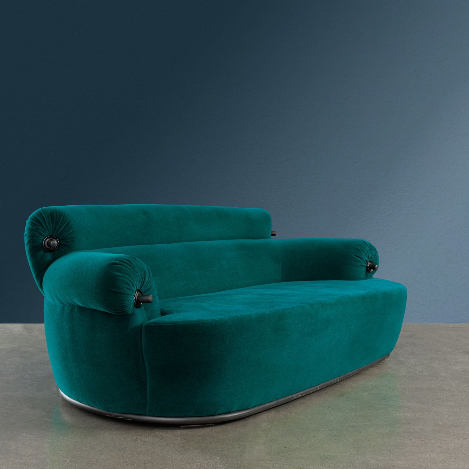 P20B_Toro_Sofa_Design_Luigi_Caccia_Dominioni_1980s