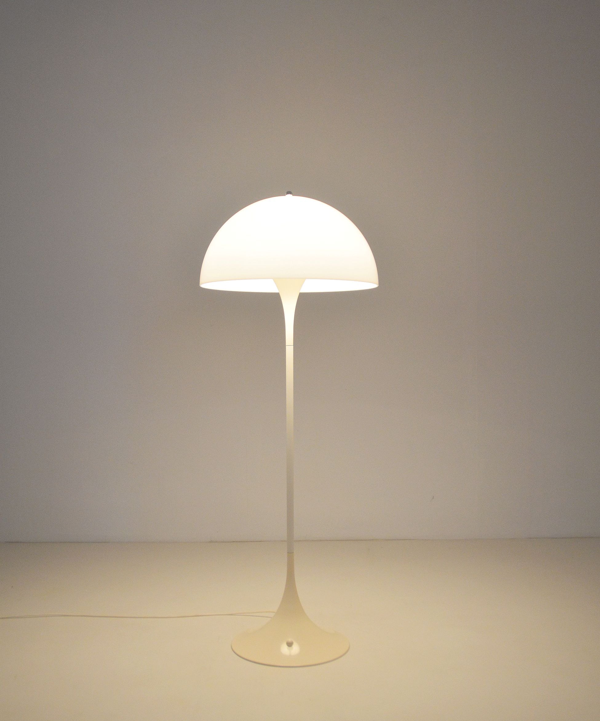 Panthella_floor_lamp_designed_by_Verner_Panton_for_Louis_Poulsen_1970s
