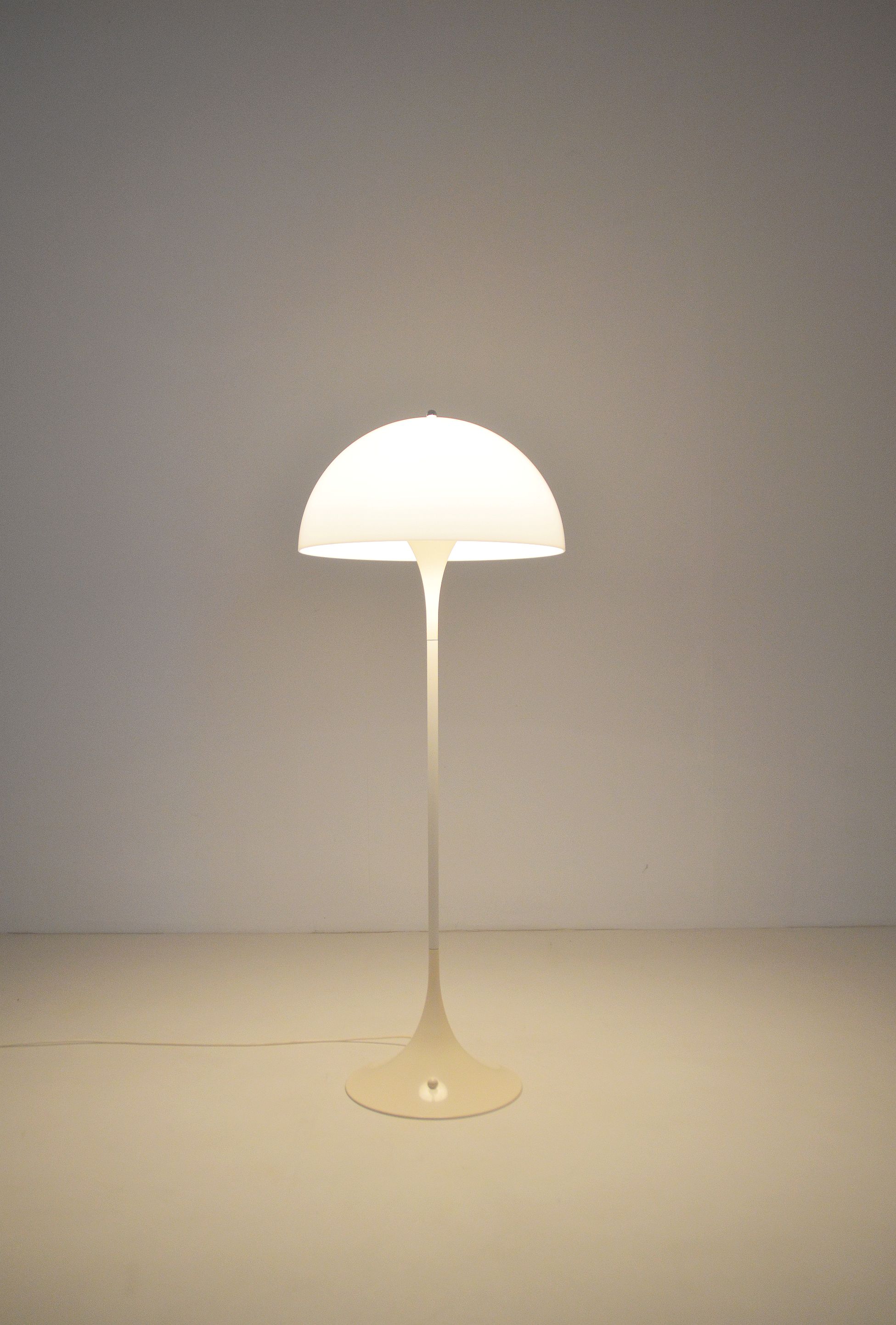 Panthella_floor_lamp_designed_by_Verner_Panton_for_Louis_Poulsen_1970s