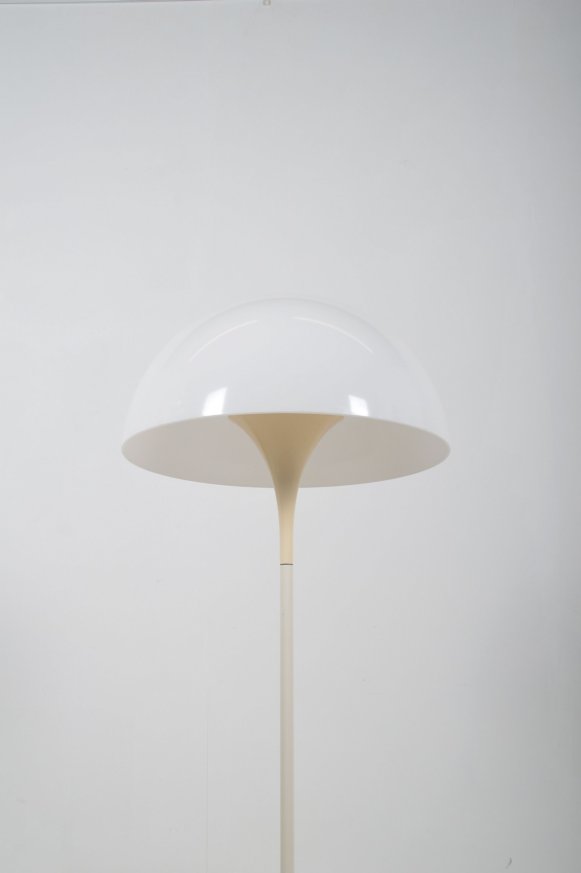 Panthella_floor_lamp_designed_by_Verner_Panton_for_Louis_Poulsen_1970s