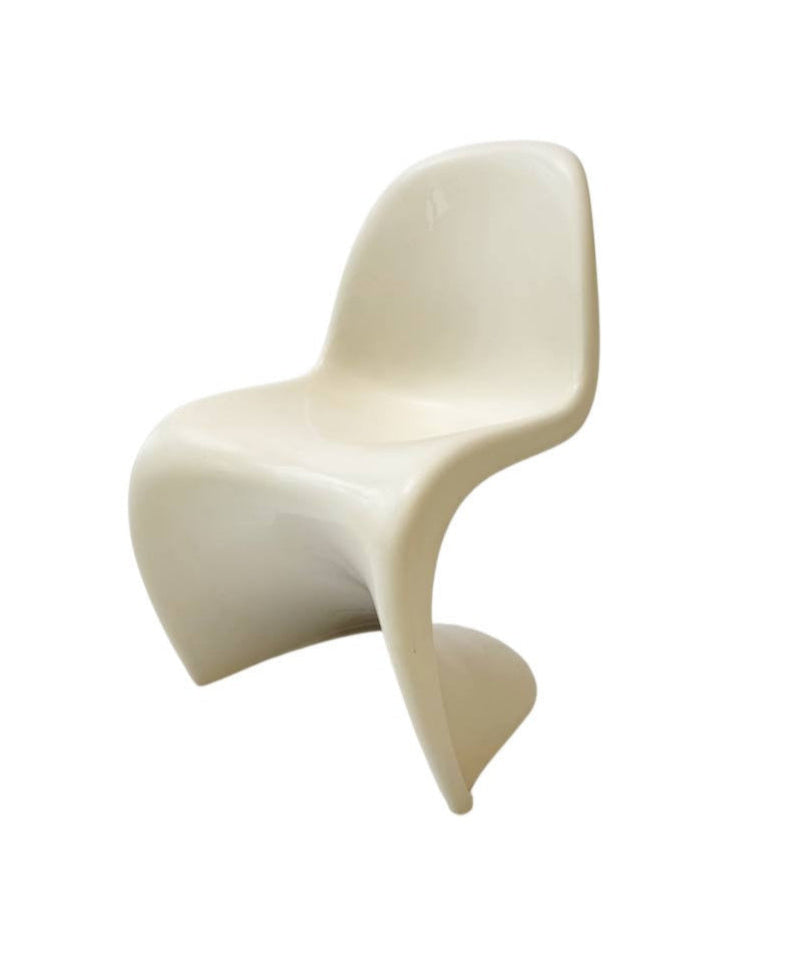 Panton_Chair_by_Verner_Panton_for_Herman_Miller_Fehlbaum_Production