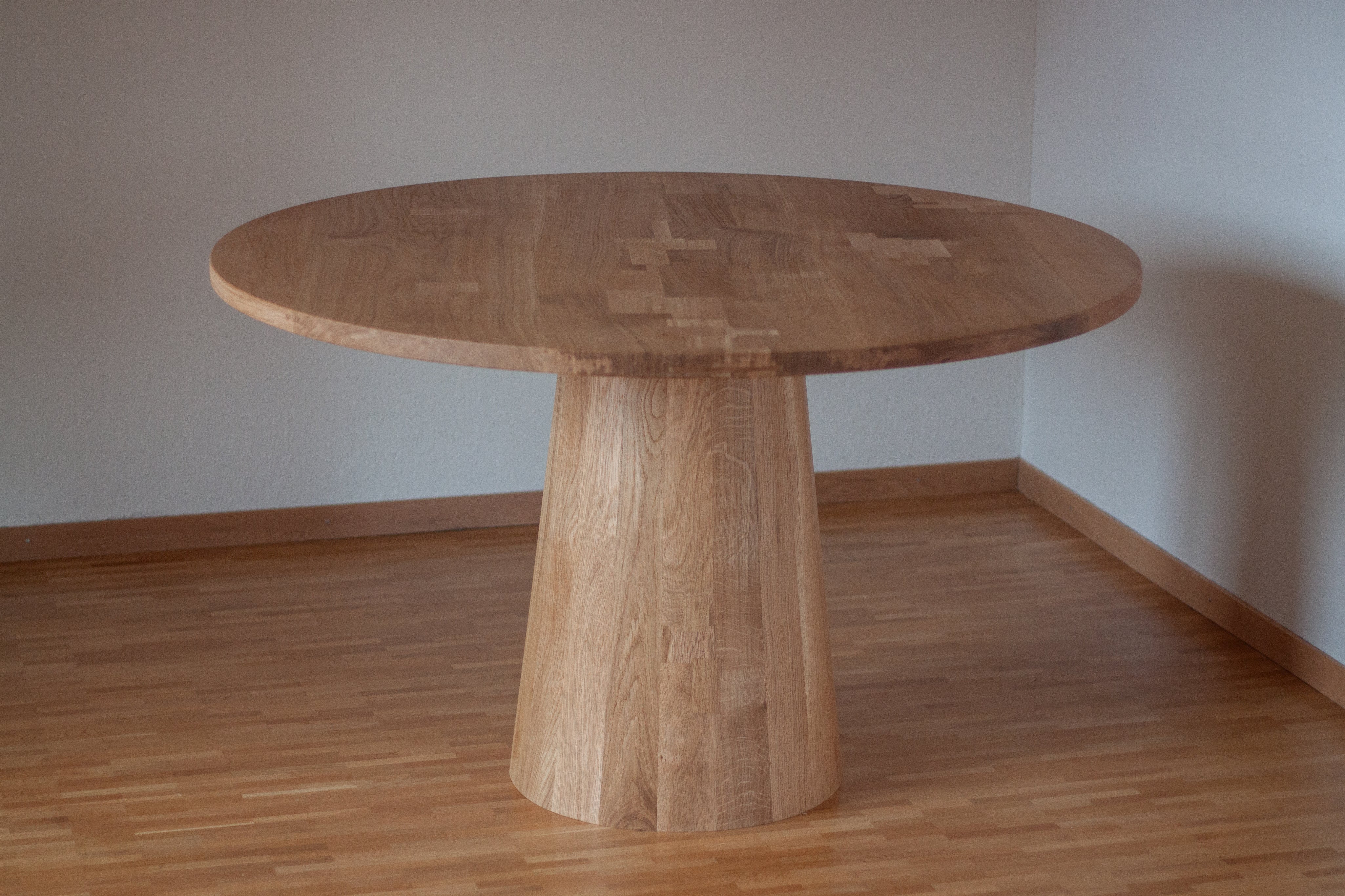 Pedestal_Table_in_Wild_Oak_with_Patchwork_Inlays