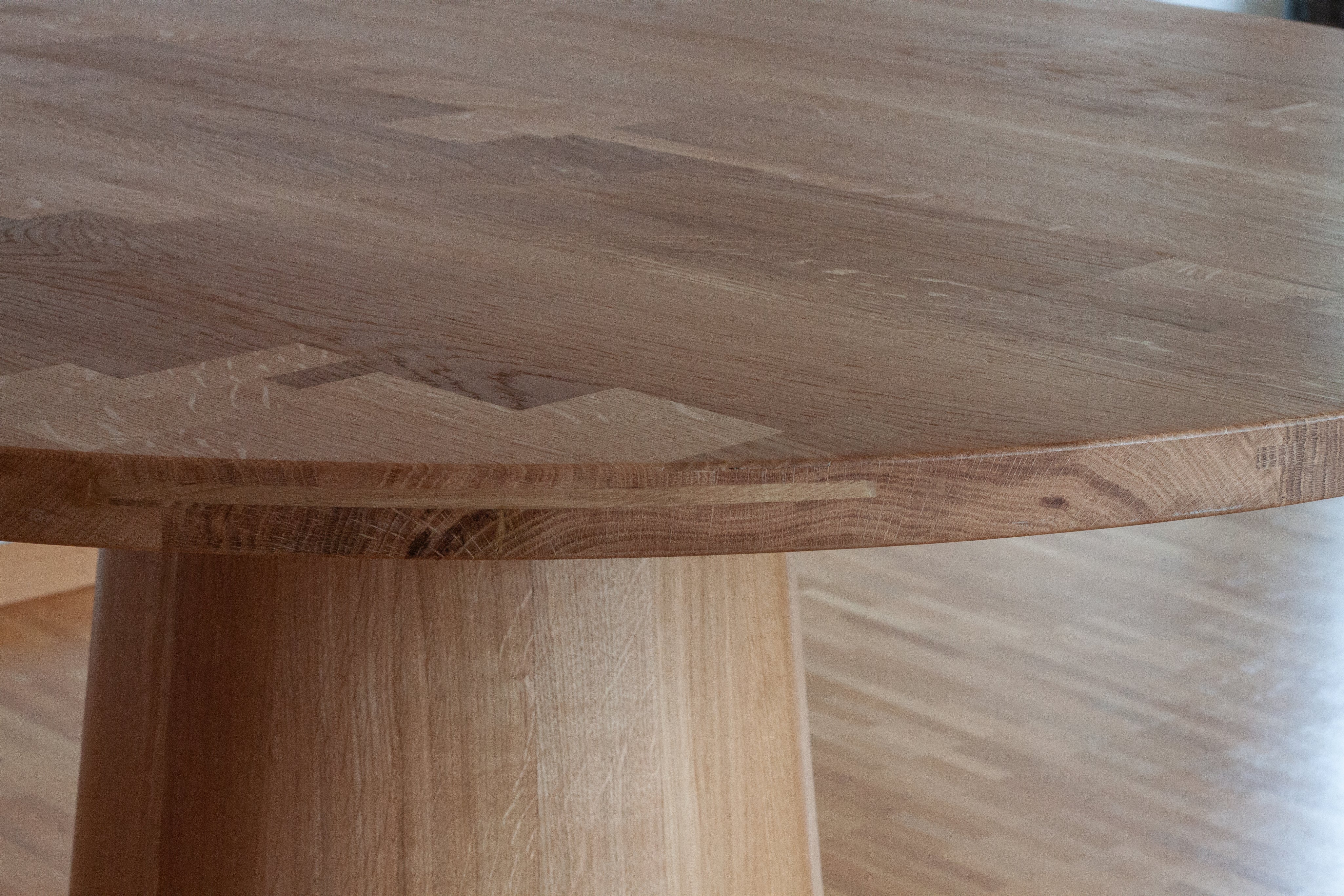 Pedestal_Table_in_Wild_Oak_with_Patchwork_Inlays