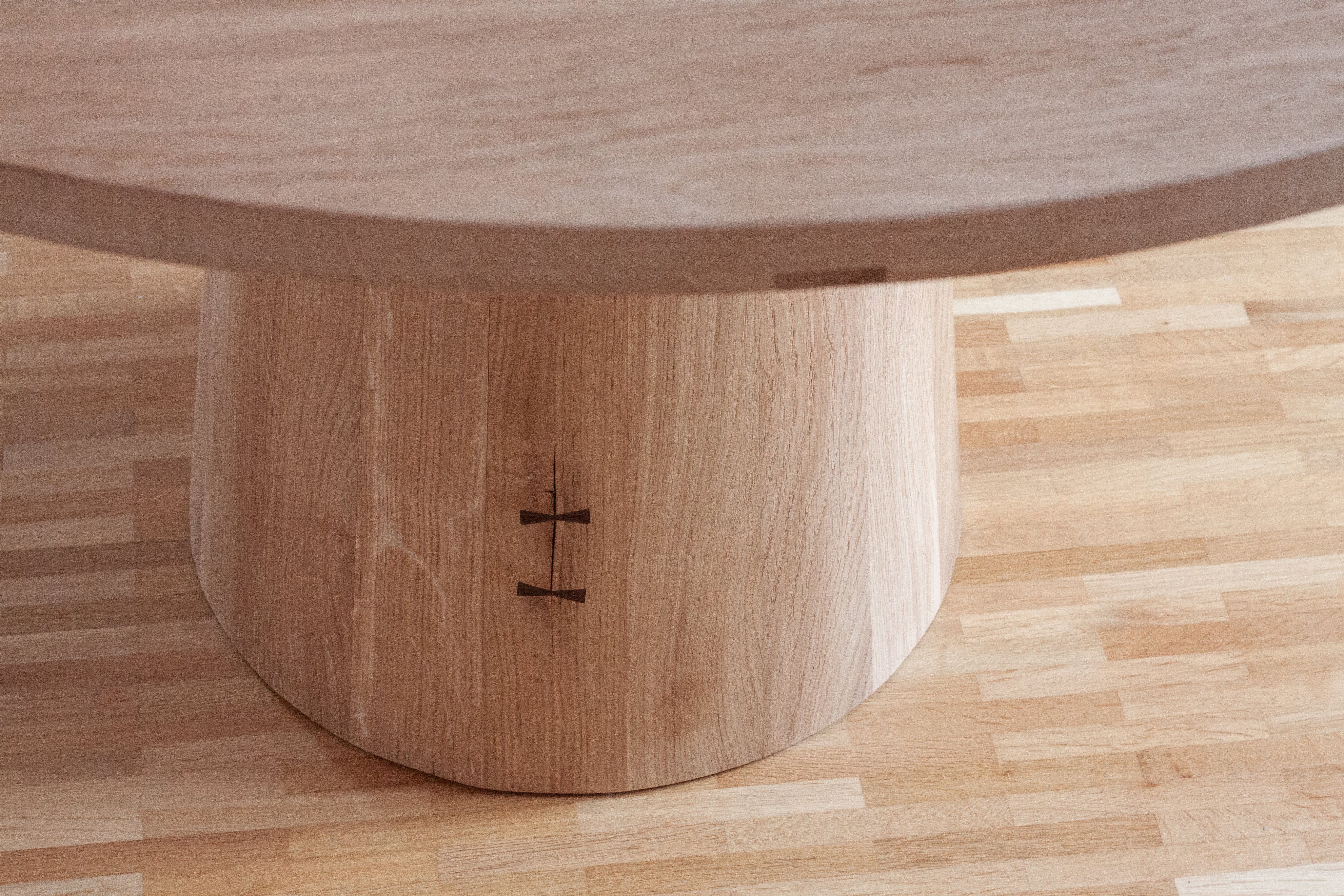 Pedestal_Table_in_Wild_Oak_with_Patchwork_Inlays