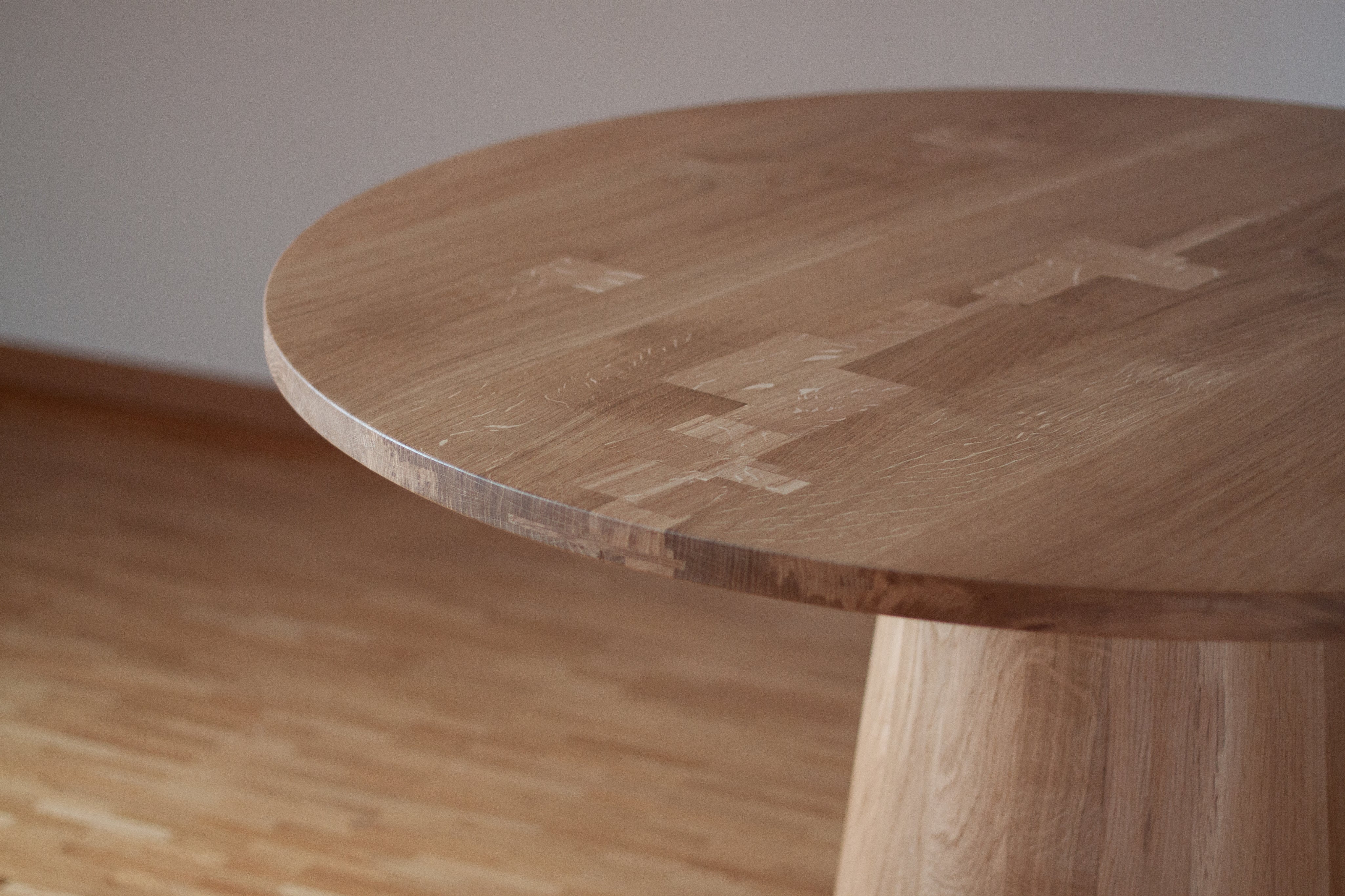 Pedestal_Table_in_Wild_Oak_with_Patchwork_Inlays