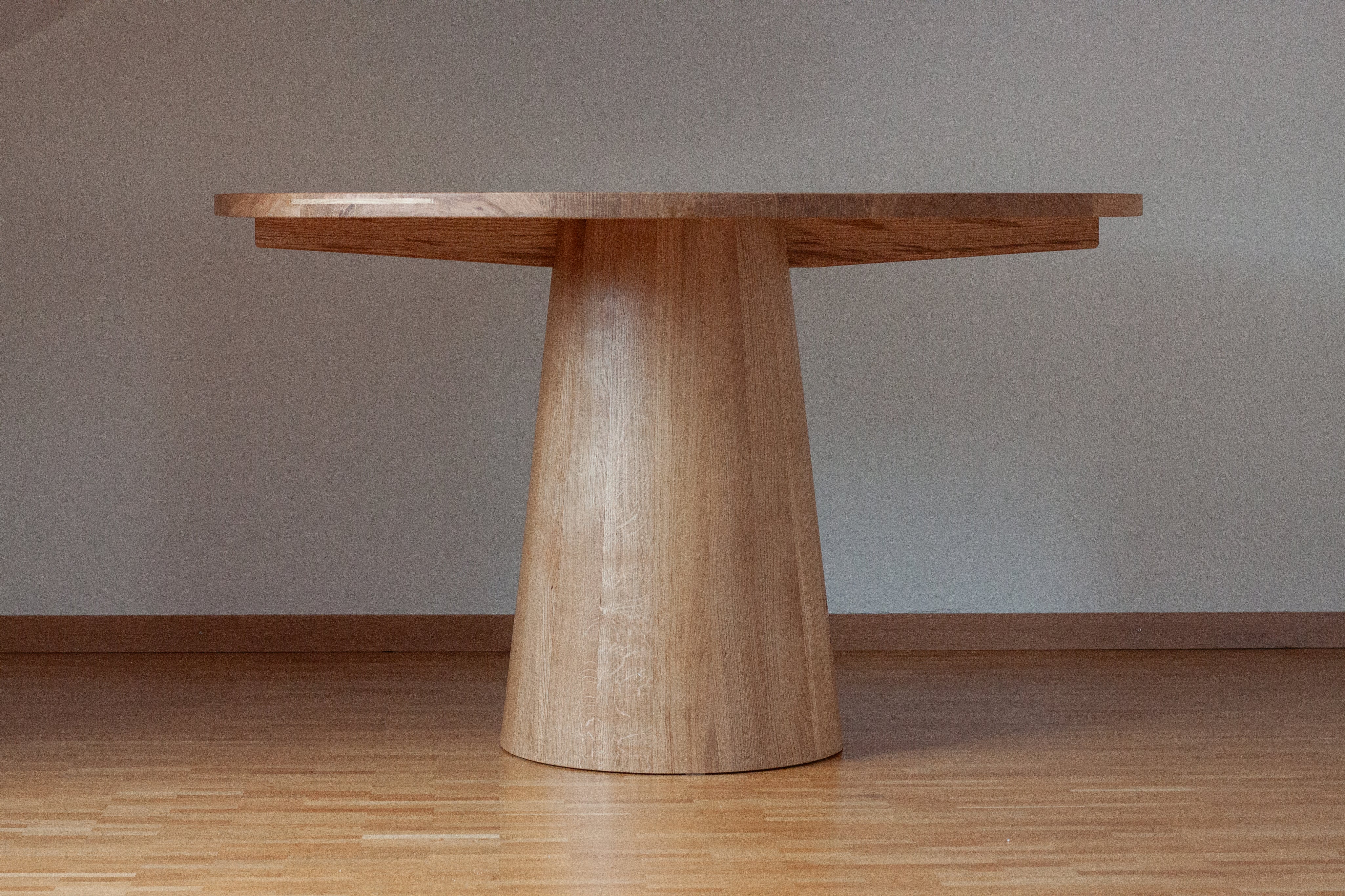 Pedestal_Table_in_Wild_Oak_with_Patchwork_Inlays