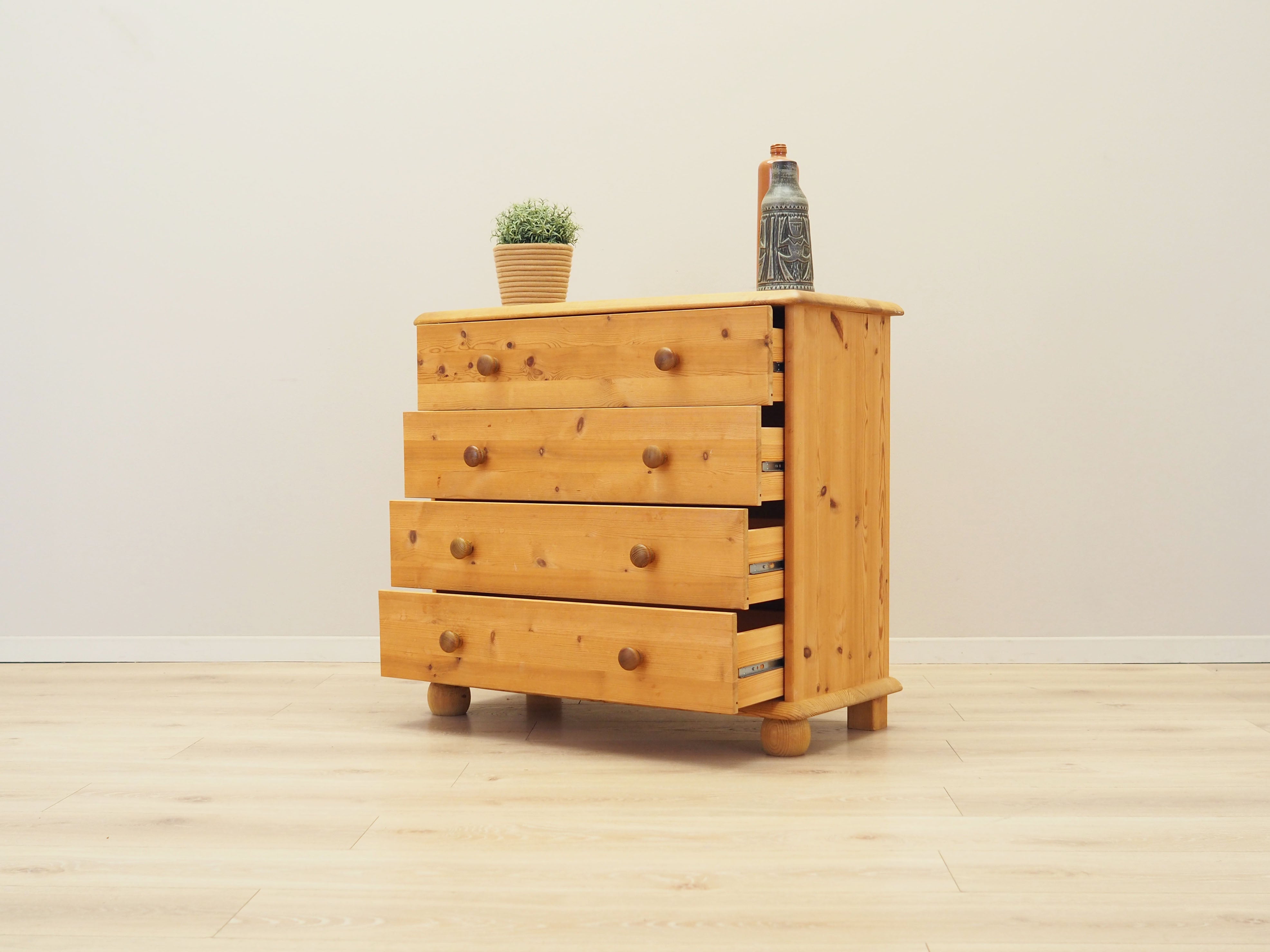 Pine_chest_of_drawers_Danish_design_00s_production_Denmark
