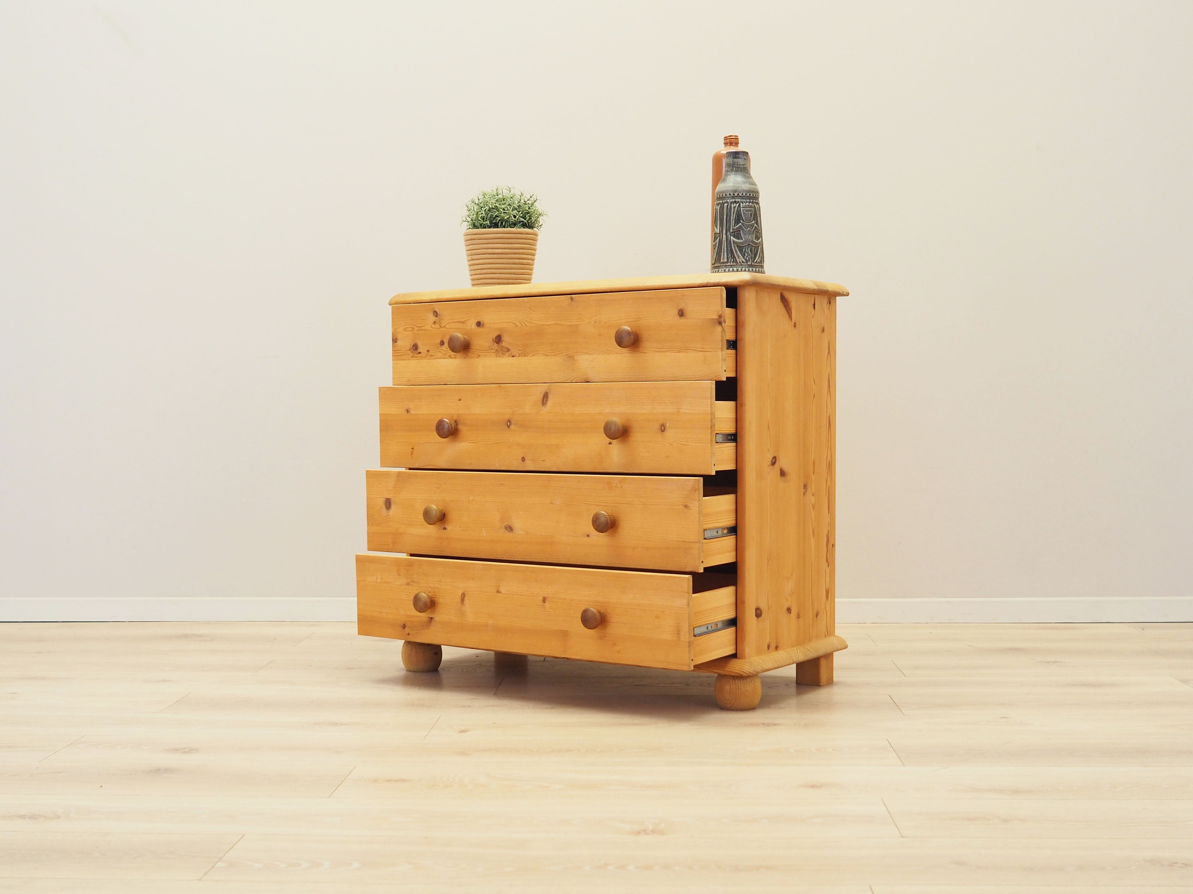 Pine_chest_of_drawers_Danish_design_00s_production_Denmark