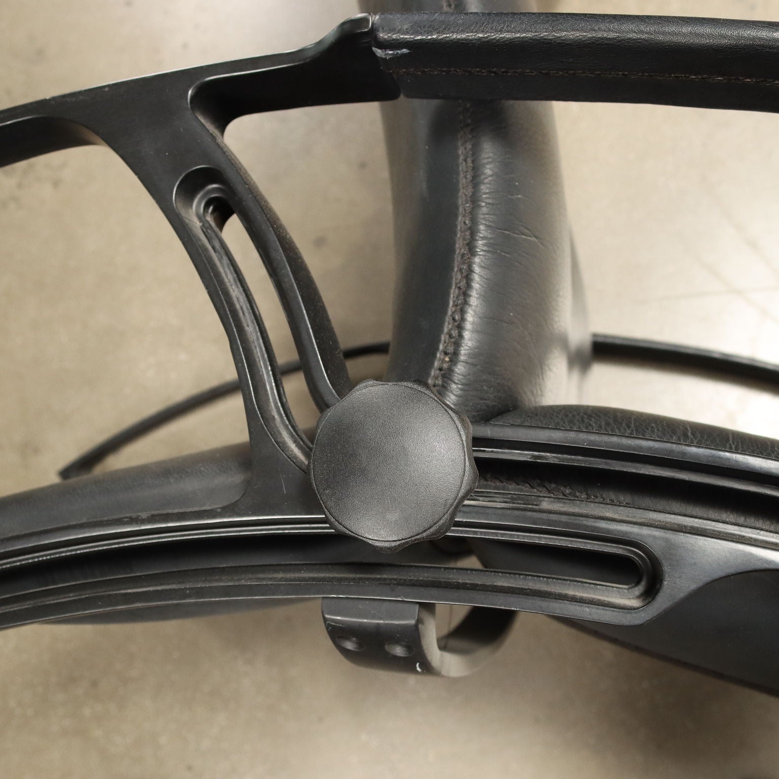 Poltrona_Frau_Armchair_IP_84_S_Design_Ferdinand_A._Porsche_1980s