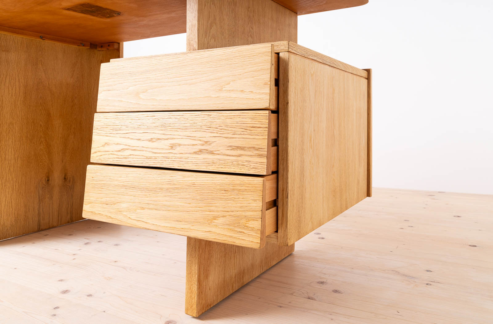 Postmodern_Desk_Writing_Table_by_Bohumil_Landsman_Oak_Veneer_1970s