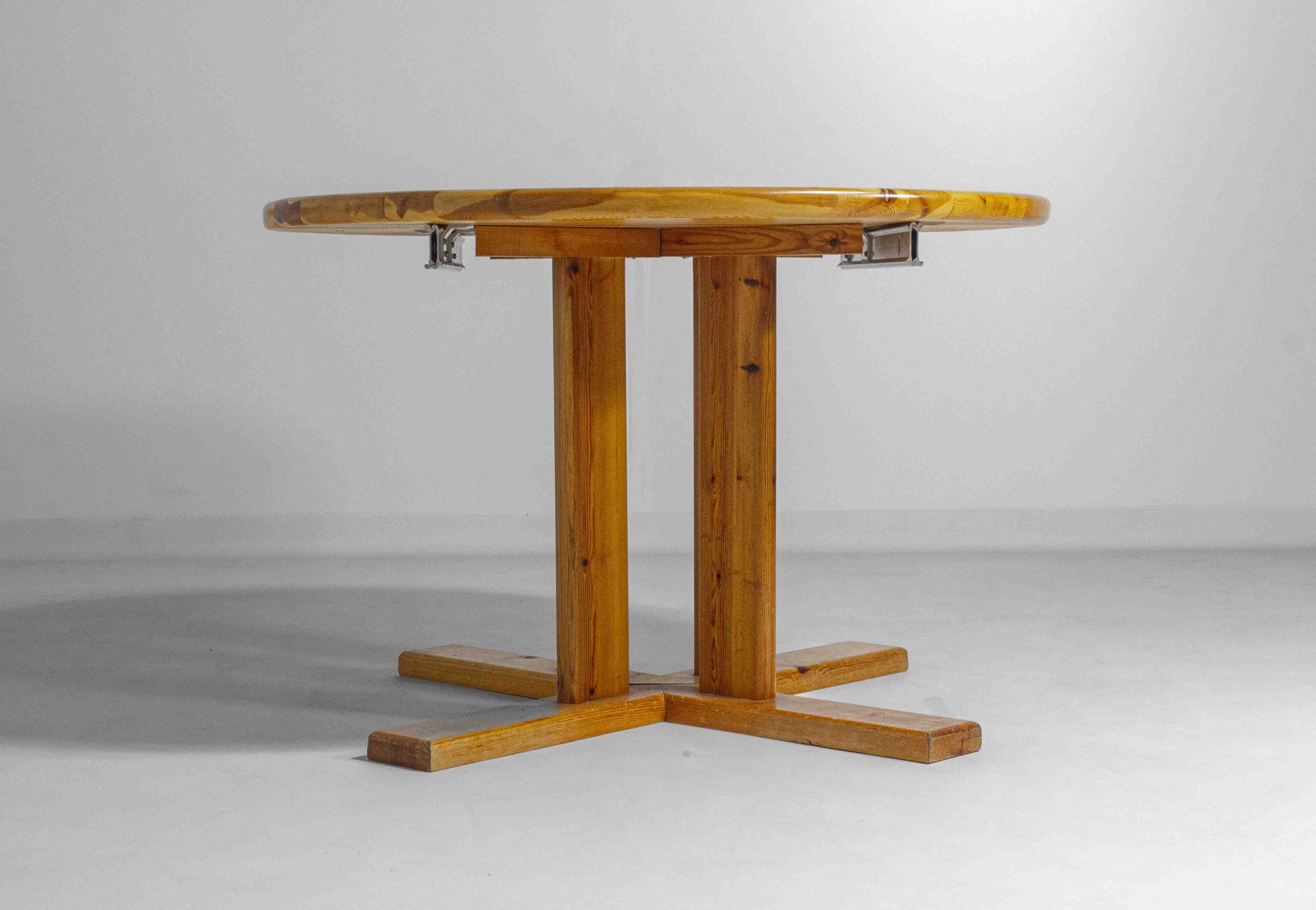 Rainer_Daumiller_pine_dining_table
