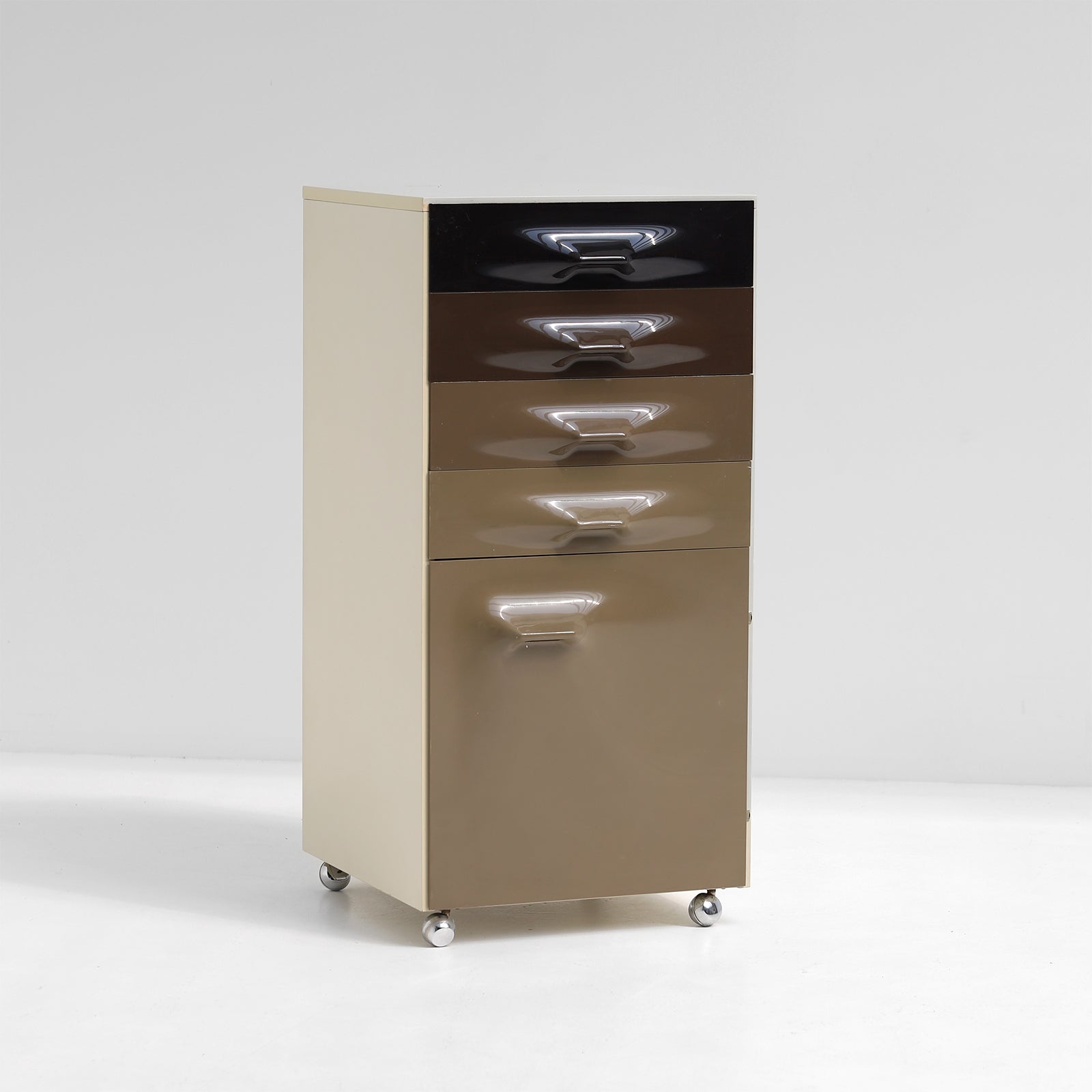Raymond_Loewy_trolley_cabinet_liquor_bar_Df2000