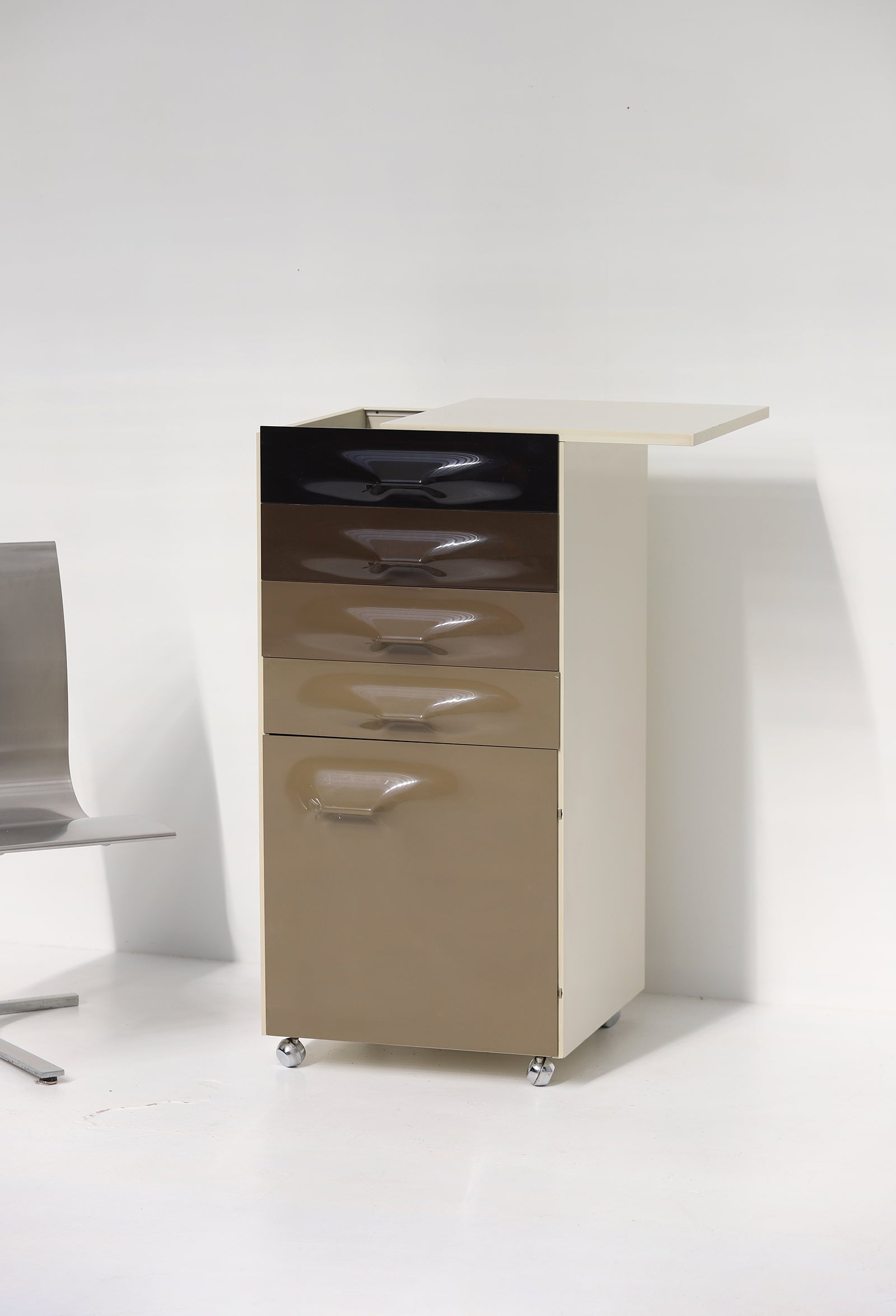 Raymond_Loewy_trolley_cabinet_liquor_bar_Df2000