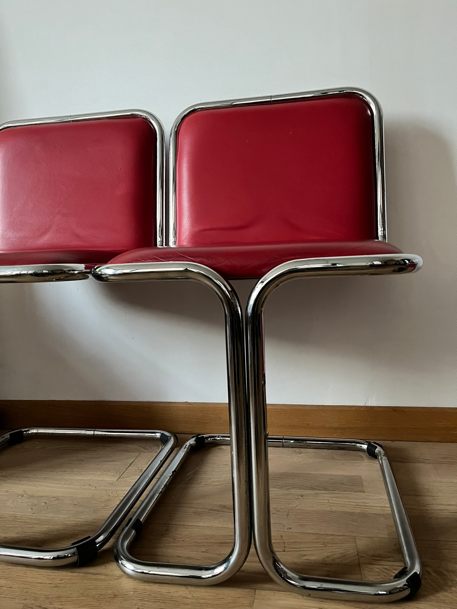 SeT_oF_6_ReD_BauHauS_CHaiRS